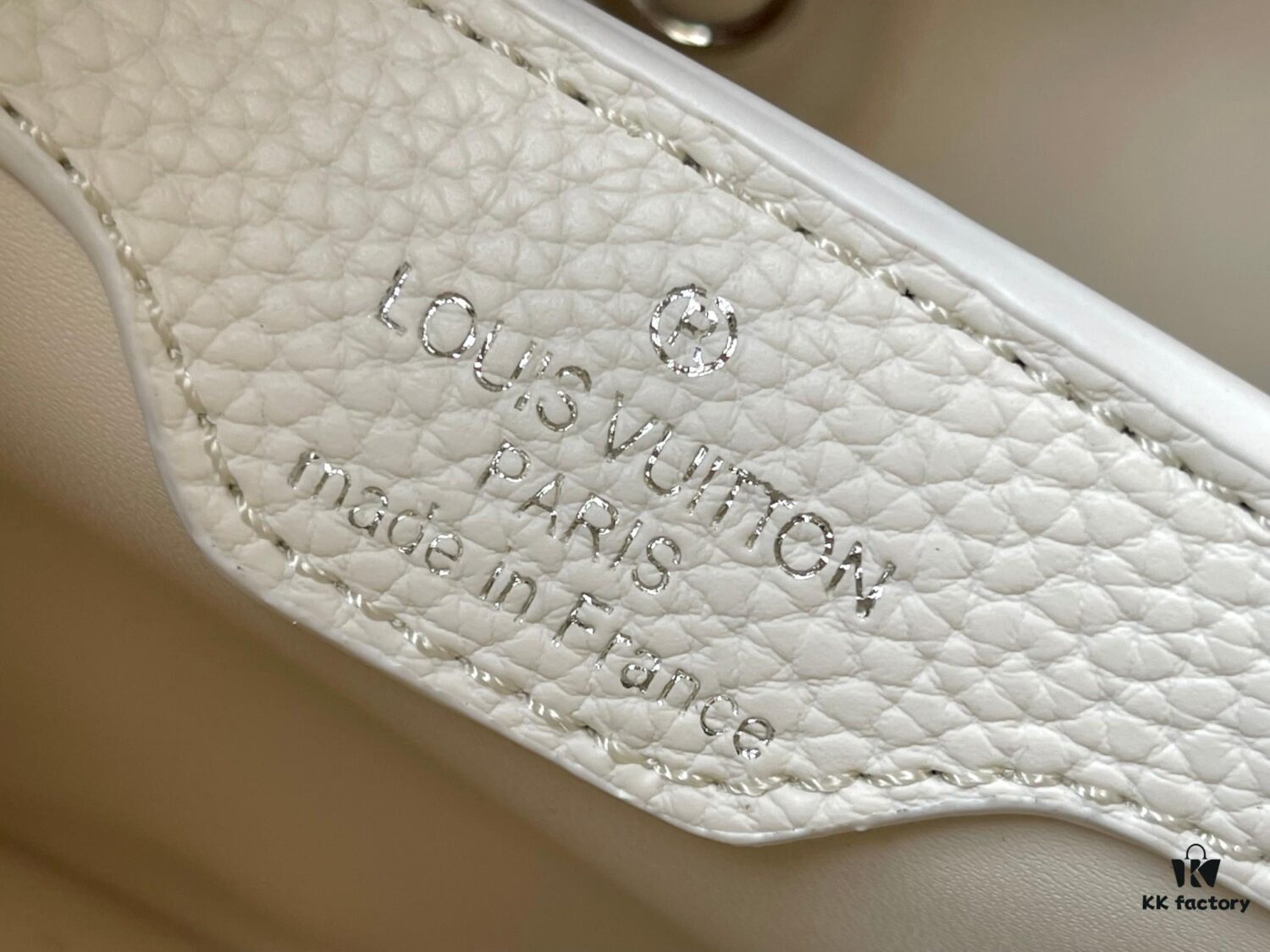 69306d636e68136f4d9a5496 Upgraded M21663 This LV x YK Capucines Small Handbag is from the Louis Vuitton x Yayoi Kusama collaboration collection. The renowned Japanese artist, captivated by polka dots since childhood and viewing them as a symbol of infinity, vividly expresses this motif through 3D hand-painted polka dot prints on supple Taurillon leather.
