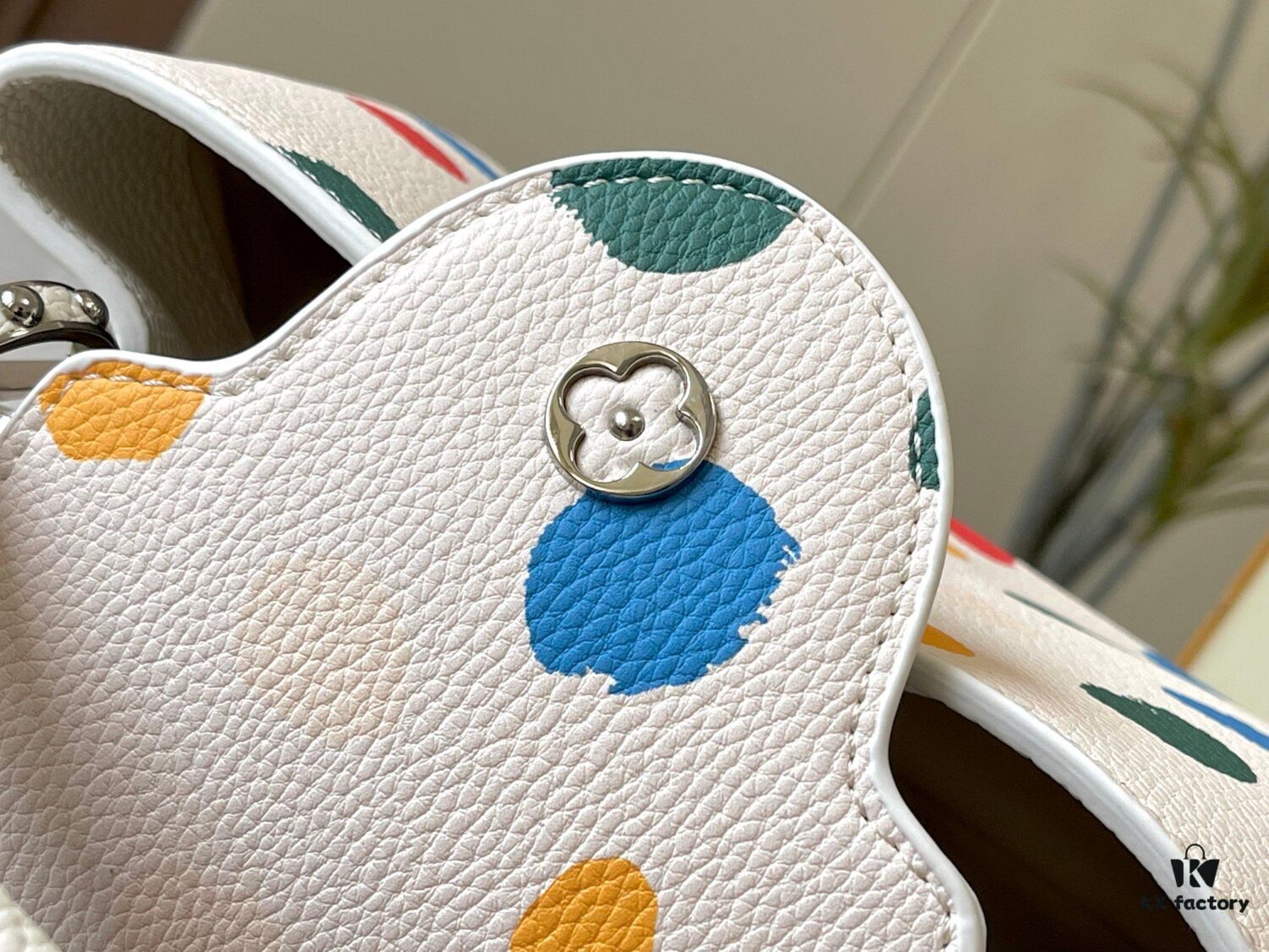 69306d636e68136f4d9a5497 Upgraded M21663 This LV x YK Capucines Small Handbag is from the Louis Vuitton x Yayoi Kusama collaboration collection. The renowned Japanese artist, captivated by polka dots since childhood and viewing them as a symbol of infinity, vividly expresses this motif through 3D hand-painted polka dot prints on supple Taurillon leather.