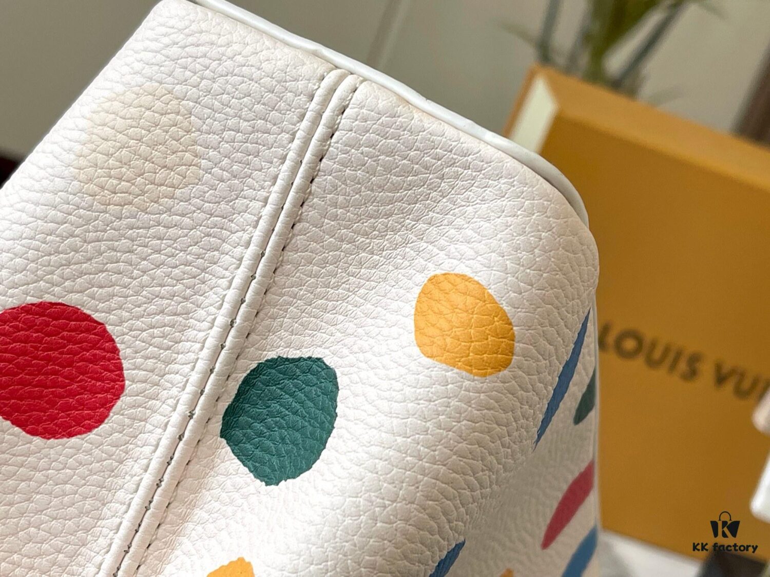 69306d636e68136f4d9a5499 Upgraded M21663 This LV x YK Capucines Small Handbag is from the Louis Vuitton x Yayoi Kusama collaboration collection. The renowned Japanese artist, captivated by polka dots since childhood and viewing them as a symbol of infinity, vividly expresses this motif through 3D hand-painted polka dot prints on supple Taurillon leather.