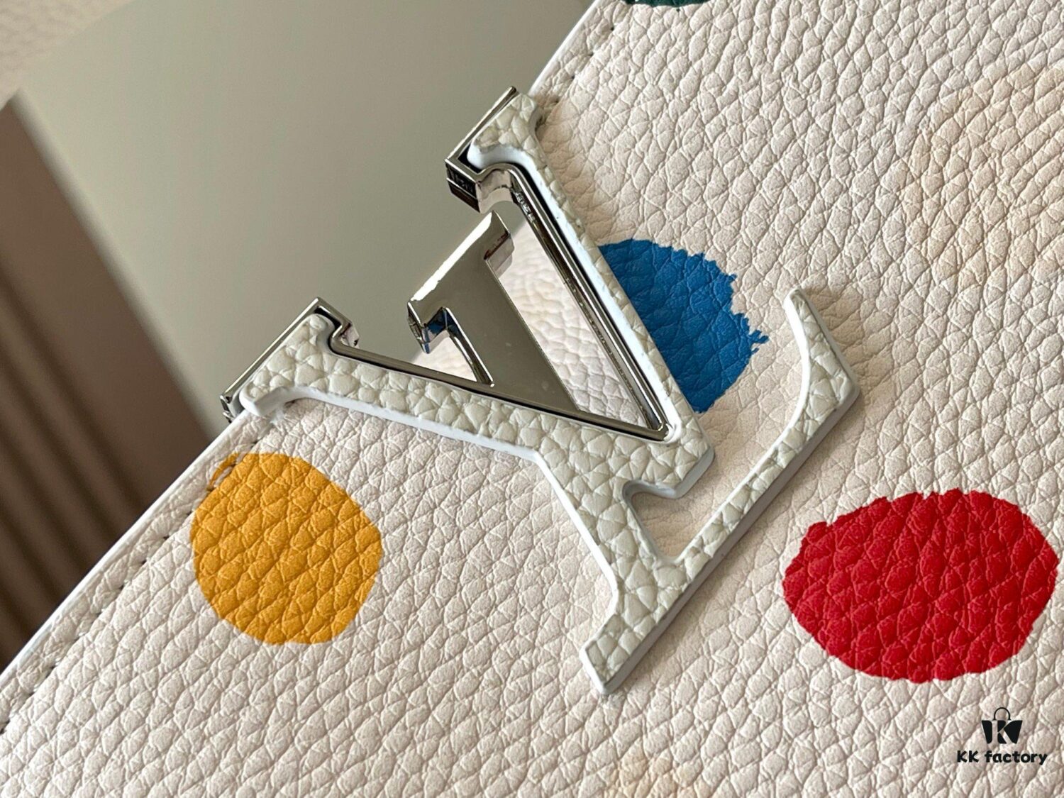 69306d646e68136f4d9a549a Upgraded M21663 This LV x YK Capucines Small Handbag is from the Louis Vuitton x Yayoi Kusama collaboration collection. The renowned Japanese artist, captivated by polka dots since childhood and viewing them as a symbol of infinity, vividly expresses this motif through 3D hand-painted polka dot prints on supple Taurillon leather.