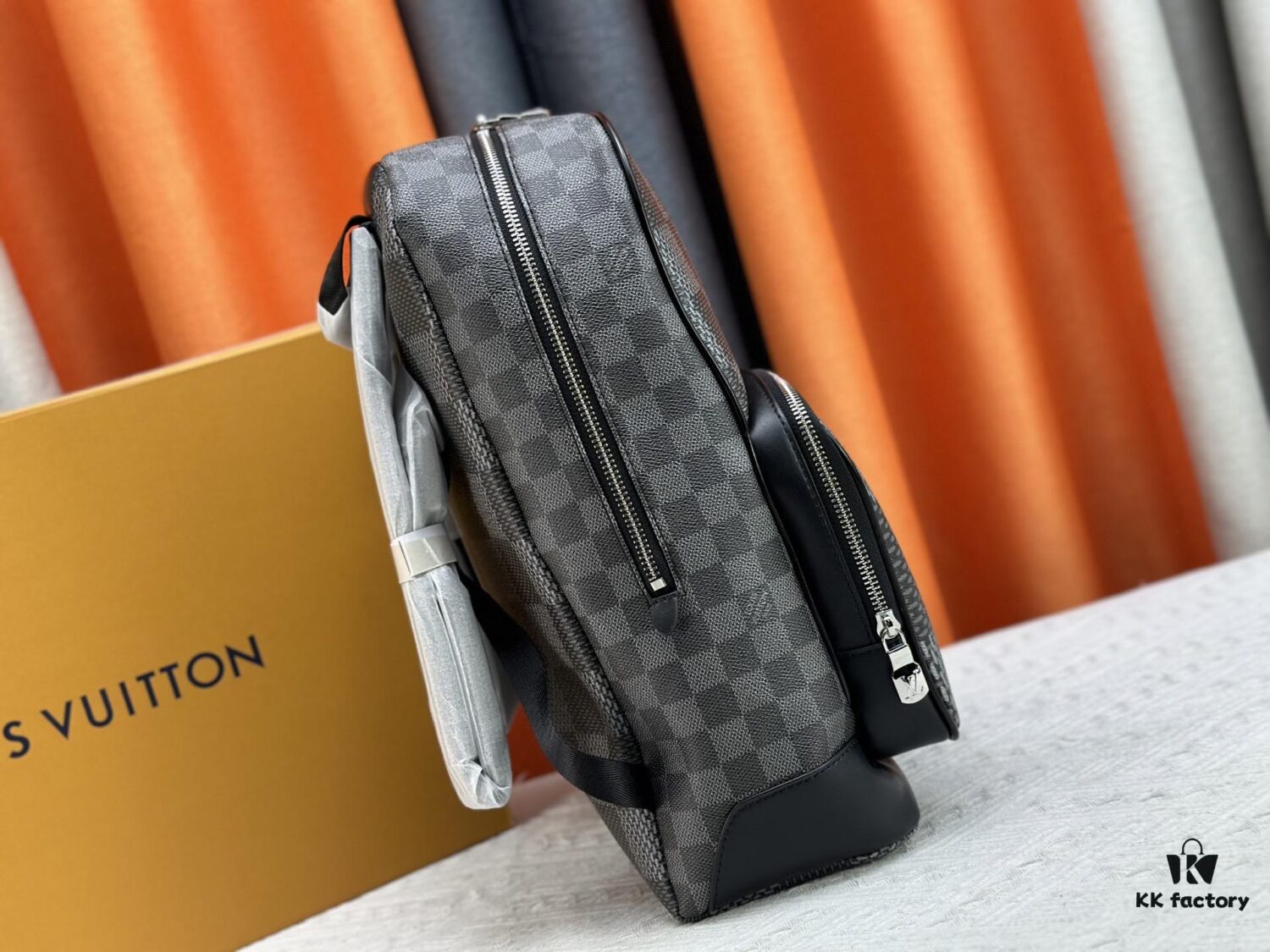 69306ec06e68136f4d9a5693 Model No.: M50009 Original Order Enhanced Version 💪【Exclusive Real Photography Background】💯 This Campus Backpack Features a Range of Damier Check Patterns in Flexible Coated Canvas, Exuding a Striking Contemporary Style. Zippered Compartments Offer Ample Storage Space, While the Handle and Adjustable Leather Shoulder Straps Allow for Multiple Carrying Options, Elegantly Expressing the Louis Vuitton Spirit. Dimensions: 30 x 39 x 13 cm (L x H x W)