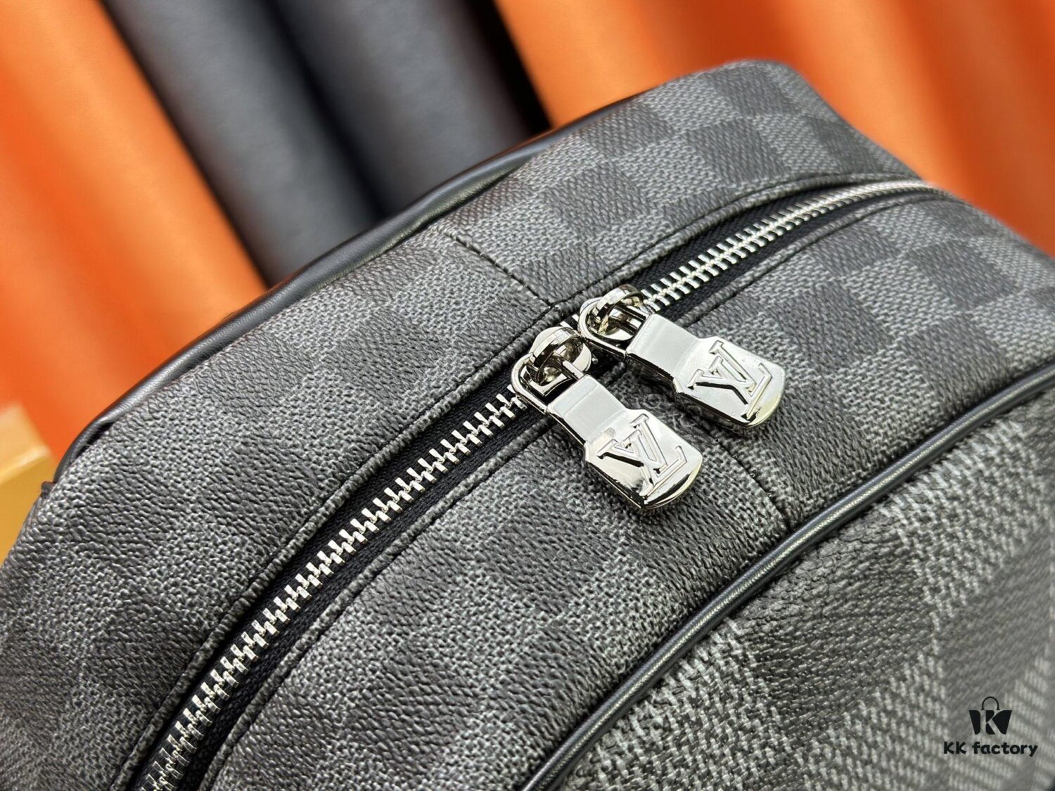 69306ec66e68136f4d9a5698 Model No.: M50009 Original Order Enhanced Version 💪【Exclusive Real Photography Background】💯 This Campus Backpack Features a Range of Damier Check Patterns in Flexible Coated Canvas, Exuding a Striking Contemporary Style. Zippered Compartments Offer Ample Storage Space, While the Handle and Adjustable Leather Shoulder Straps Allow for Multiple Carrying Options, Elegantly Expressing the Louis Vuitton Spirit. Dimensions: 30 x 39 x 13 cm (L x H x W)