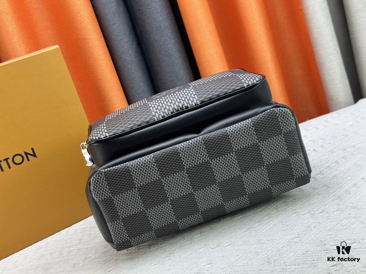 69306ec76e68136f4d9a569f Model No.: M50009 Original Order Enhanced Version 💪【Exclusive Real Photography Background】💯 This Campus Backpack Features a Range of Damier Check Patterns in Flexible Coated Canvas, Exuding a Striking Contemporary Style. Zippered Compartments Offer Ample Storage Space, While the Handle and Adjustable Leather Shoulder Straps Allow for Multiple Carrying Options, Elegantly Expressing the Louis Vuitton Spirit. Dimensions: 30 x 39 x 13 cm (L x H x W)