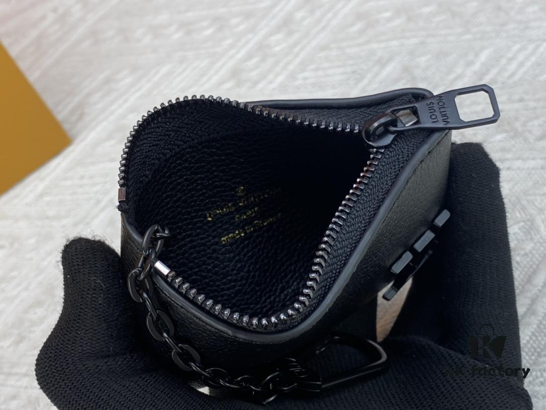 Wallet Top Original [Real Photo, Self Background] This Damier Canvas Small Leather Pouch Can Hold Coins and Keys, Easily Fits into Handbags or Clothing Pockets. Key Ring and Hook Can Be Attached to the D-Rings Found on Most Louis Vuitton Bags. Zipper Closure, Made of Damier Canvas and Embossed Calfskin with Shiny Gold-Tone Metal Accents. Model No. 62650, Dimensions: 12x7cm