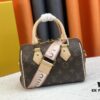 693070fb6e68136f4d9a5a3b M46222, M46234, M45957, M45948 Vintage - This Speedy Bandoulière 20 handbag features the classic Louis Vuitton Speedy travel bag design in a compact size, crafted from Monogram canvas with cowhide leather trim and textile lining, complemented by rolled leather handles and a detachable, adjustable fabric shoulder strap adorned with signature brand weaving.
