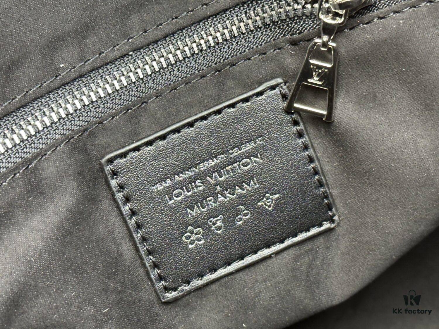 693071316e68136f4d9a5aa3 M13079 New White Tricolor LV Louis Vuitton x Murakami Women's Shoulder Bag Tote Bag Size 34