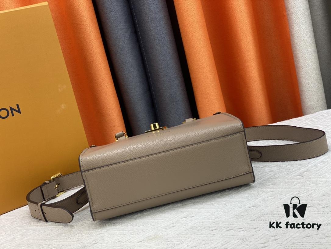 693071ff6e68136f4d9a5c5d M22311 Black M23637 Beige Top-Quality Original Order This Lock & Go Handbag Expresses Contemporary Style Through Fashion-Forward Design and Refined Details