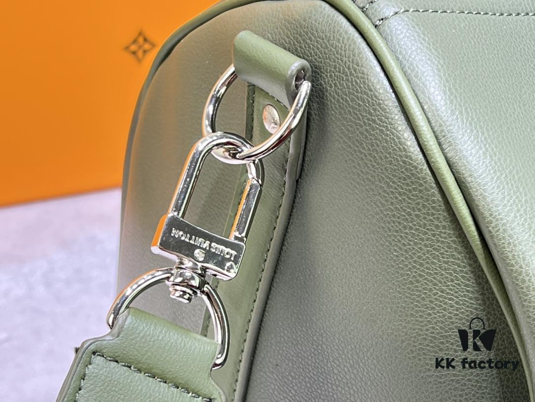693072986e68136f4d9a5da5 This Keepall travel bag is crafted from LV Aerogram cowhide leather, showcasing a classic silhouette that highlights Louis Vuitton's exceptional leather craftsmanship. Leather labels and jacquard woven shoulder straps pay tribute to the brand's travel heritage, while the carry-on size makes it ideal for weekend getaways.