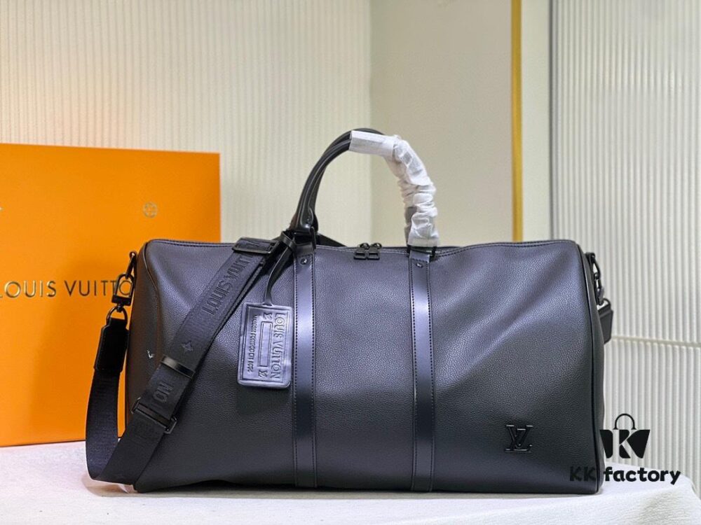 This Keepall travel bag is crafted from LV Aerogram cowhide leather, showcasing the iconic silhouette and Louis Vuitton's exceptional leather craftsmanship. The leather label and jacquard shoulder strap pay tribute to the brand's travel heritage, while the carry-on size makes it perfect for weekend getaways.
