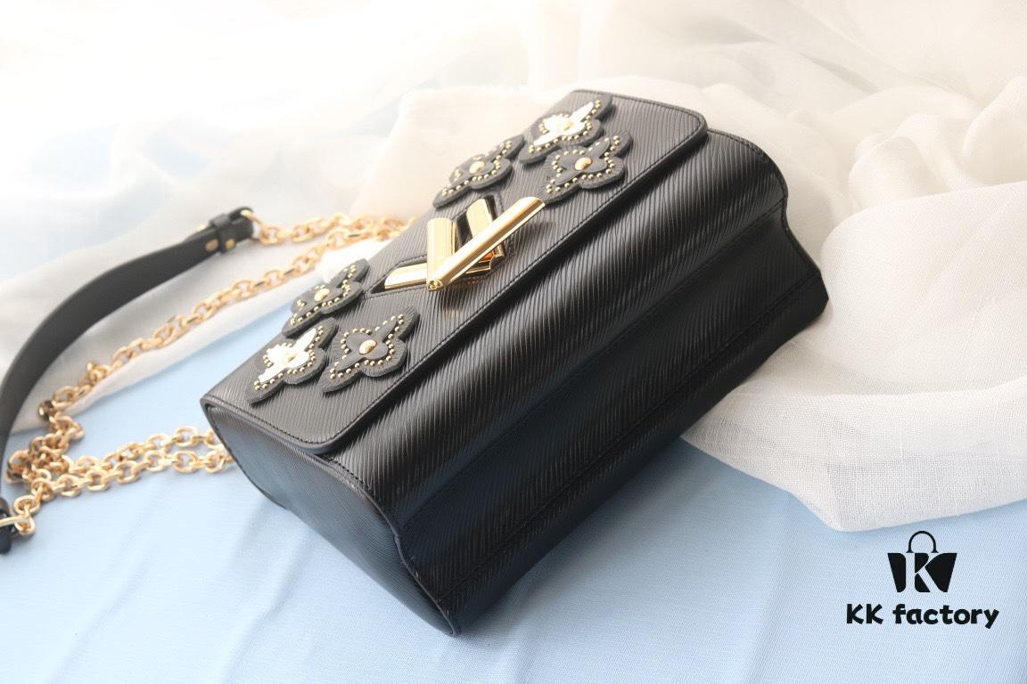 New Arrival [Rose] Top-Quality Authentic Version [Rose]... Even More Beautiful in Real Life [Kiss][Kiss] LV's Hottest Twist Denim Medium Bag Now Available 💃