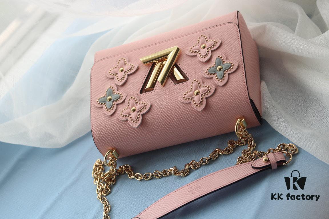 New Arrival [Rose] Top Quality Original Design [Rose]... Even More Beautiful in Real Life [Kiss][Kiss] LV's Hottest Twist Denim Medium Bag Now Available 💃