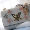 New Arrival [Rose] Top Quality Original Version [Rose]... Real Item Even More Beautiful [Kiss][Kiss] LV's Latest and Hottest Twist Denim Medium Bag Now Available 💃