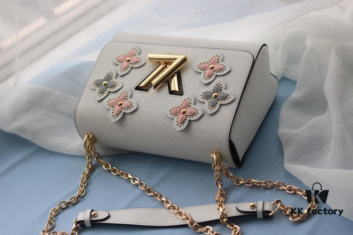 New Arrival [Rose] Top Quality Original Version [Rose]... Real Item Even More Beautiful [Kiss][Kiss] LV's Latest and Hottest Twist Denim Medium Bag Now Available 💃