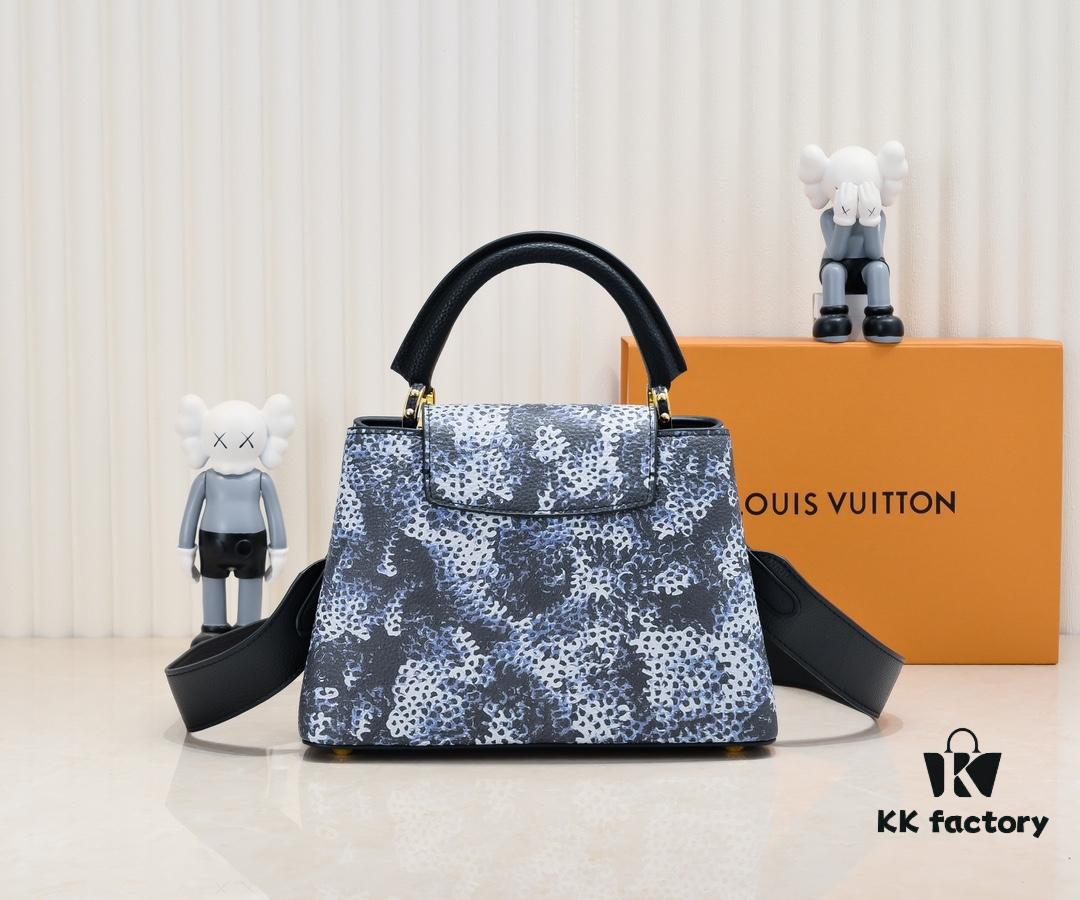 693074456e68136f4d9a60d1 Upgraded Black M21725 Louis Vuitton x Yayoi Kusama New Collaboration Capsule Collection Explores the Bizarre Dreamscape of the LV x YK Capucines PM Bag, Drawing Inspiration from the Artist's 'My Eternal Soul' Series Since 2009, Featuring Encounters with Eccentric Faces and Organic Forms. Printed and Embroidered Motifs Adorn Luxurious Taurillon Leather, Making It a Distinguished Artistic Collector's Piece.