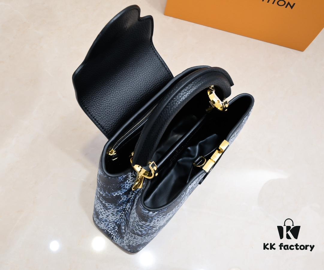 693074486e68136f4d9a60d6 Upgraded Black M21725 Louis Vuitton x Yayoi Kusama New Collaboration Capsule Collection Explores the Bizarre Dreamscape of the LV x YK Capucines PM Bag, Drawing Inspiration from the Artist's 'My Eternal Soul' Series Since 2009, Featuring Encounters with Eccentric Faces and Organic Forms. Printed and Embroidered Motifs Adorn Luxurious Taurillon Leather, Making It a Distinguished Artistic Collector's Piece.