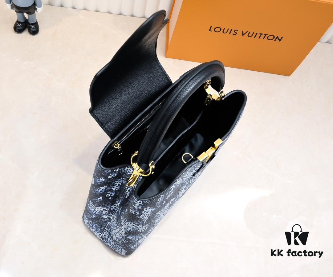 6930744d6e68136f4d9a60e0 Upgraded Black M21726 Louis Vuitton x Yayoi Kusama Capsule Collection Reimagines the LV x YK Capucines Medium Handbag in a Surreal Dreamscape, Drawing Inspiration from the Japanese Artist's 'My Eternal Soul' Series Since 2009, Featuring Eccentric Faces and Organic Forms. The Artistic Design Is Enhanced with Printed and Embroidered Motifs on Luxurious Taurillon Leather, Making It a Distinguished Addition to Any Art-Inspired Collection.