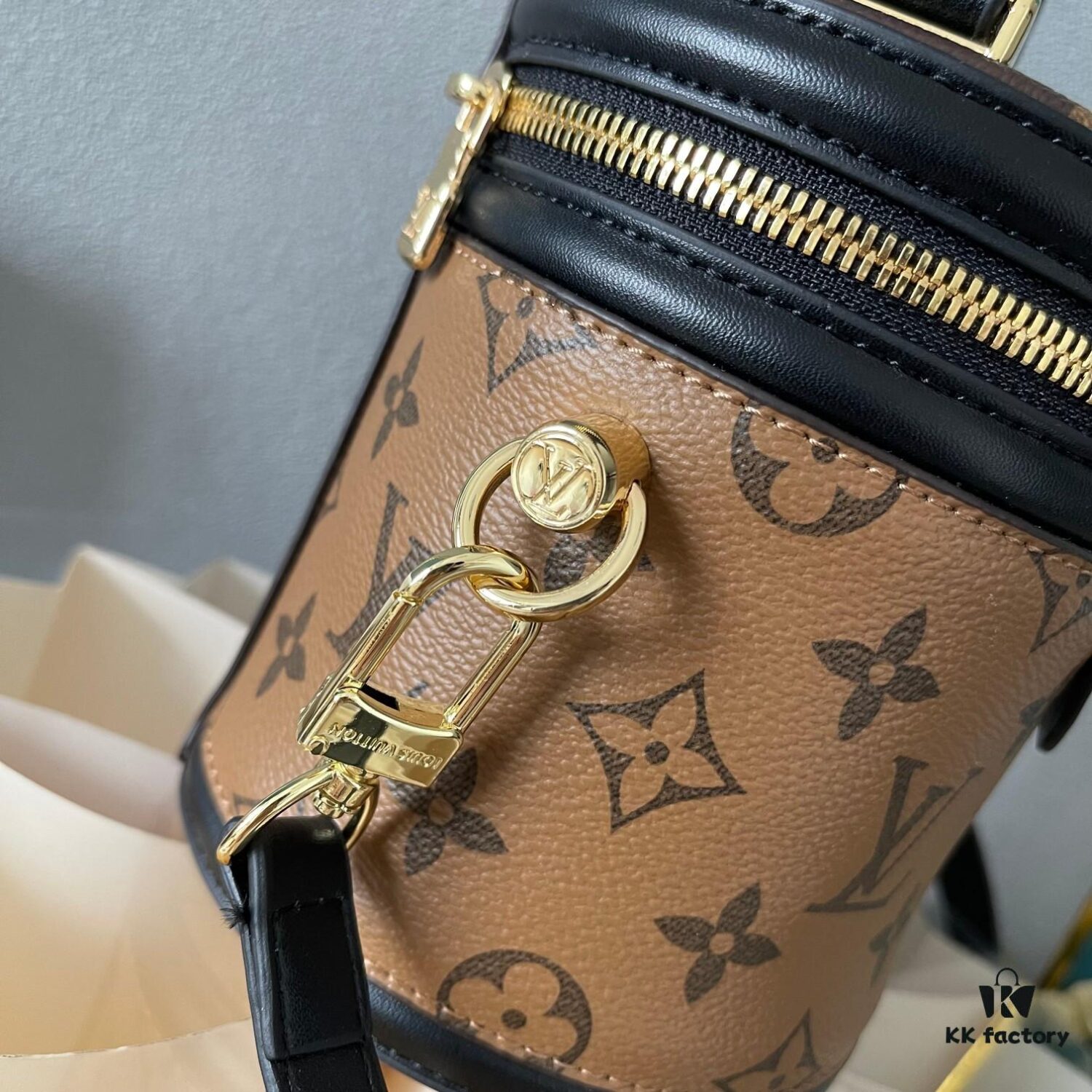 Upgraded Version [Exclusive Real Shot M82952 Vernis Yellow Flower] This Nano Cannes Handbag Features a Cylindrical Silhouette Crafted from Monogram Canvas, Echoing the Design of a Cosmetic Pouch
