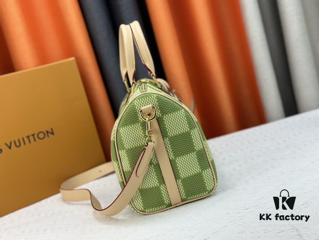 693077206e68136f4d9a66b2 Model N40671 Green Tea Keepall Bandoulière 35 Bag