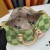 693077226e68136f4d9a66b9 Model N40671 Green Tea Keepall Bandoulière 35 Bag