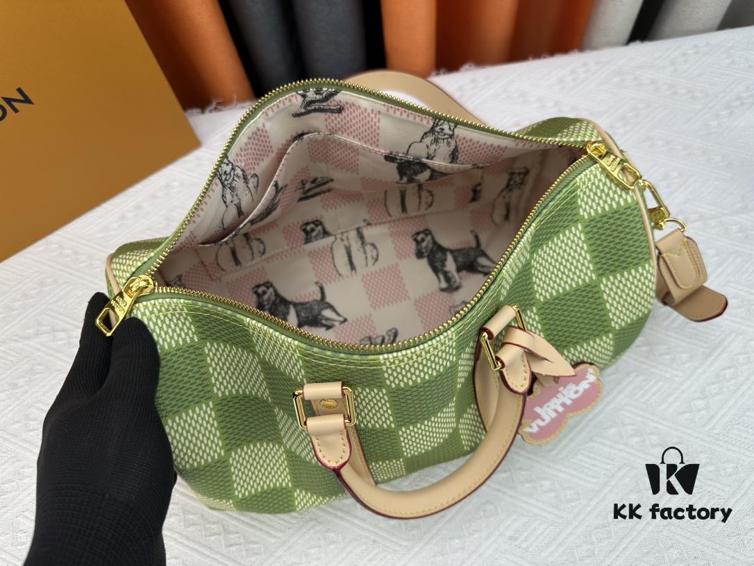 693077226e68136f4d9a66b9 Model N40671 Green Tea Keepall Bandoulière 35 Bag
