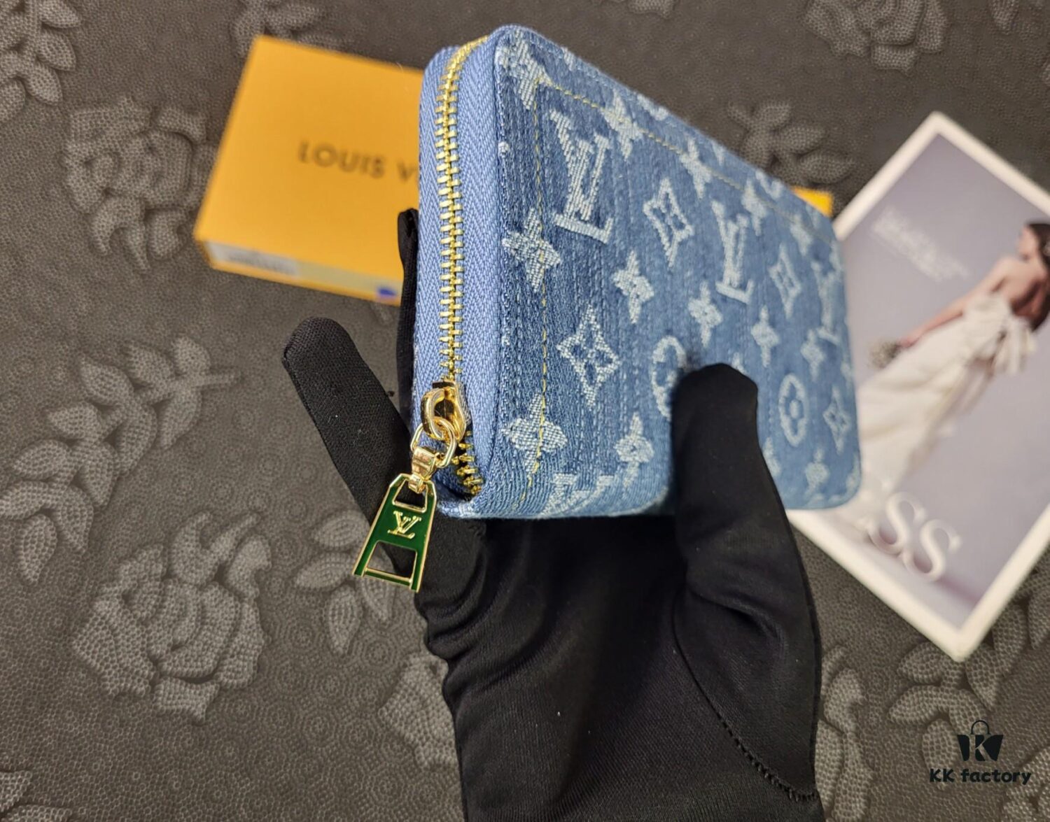 M82958 Blue Denim Zippy Wallet