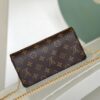 693077af6e68136f4d9a67d2 M82509 Vintage Lily Wallet on Chain