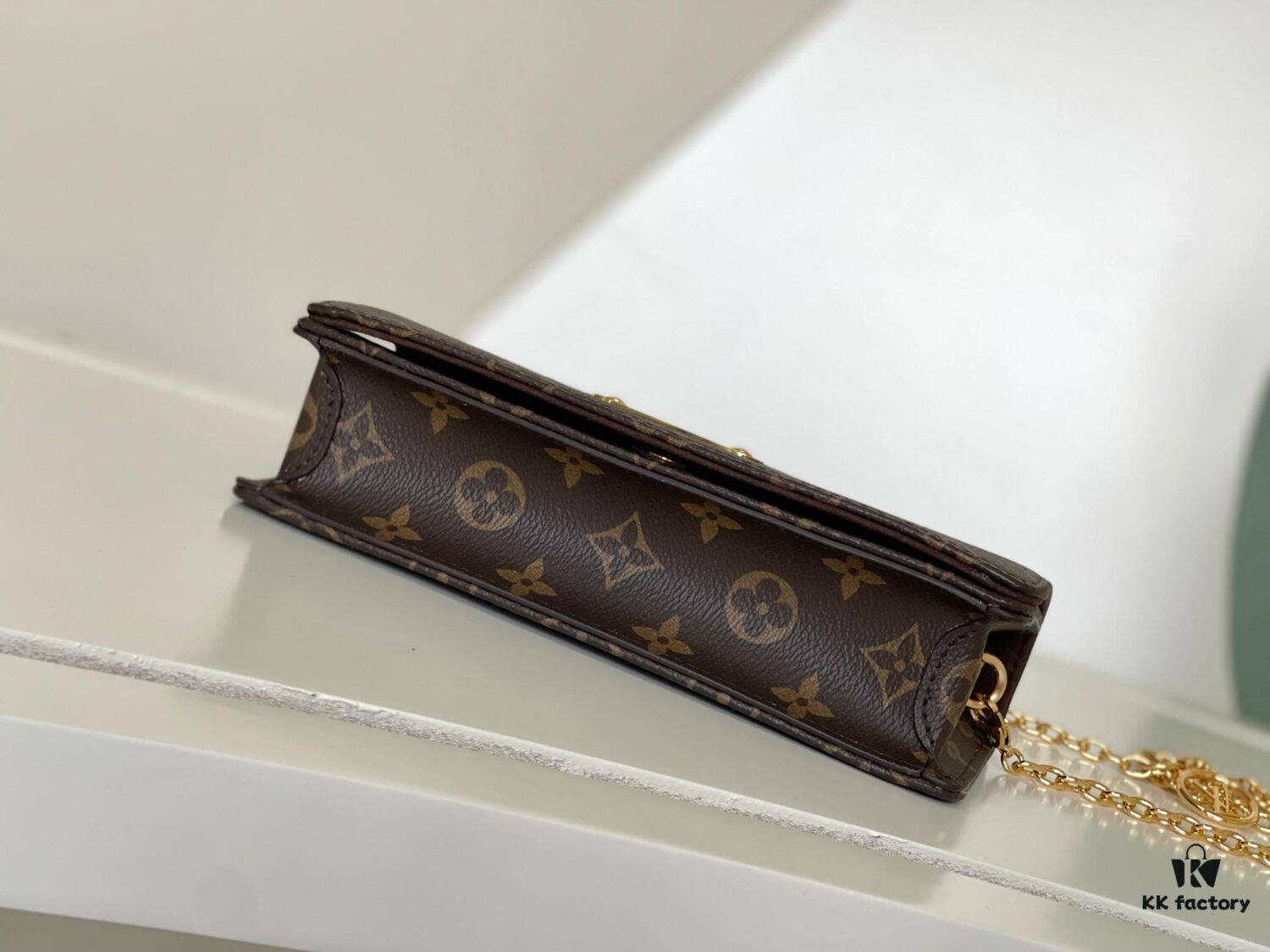 693077af6e68136f4d9a67d3 M82509 Vintage Lily Wallet on Chain