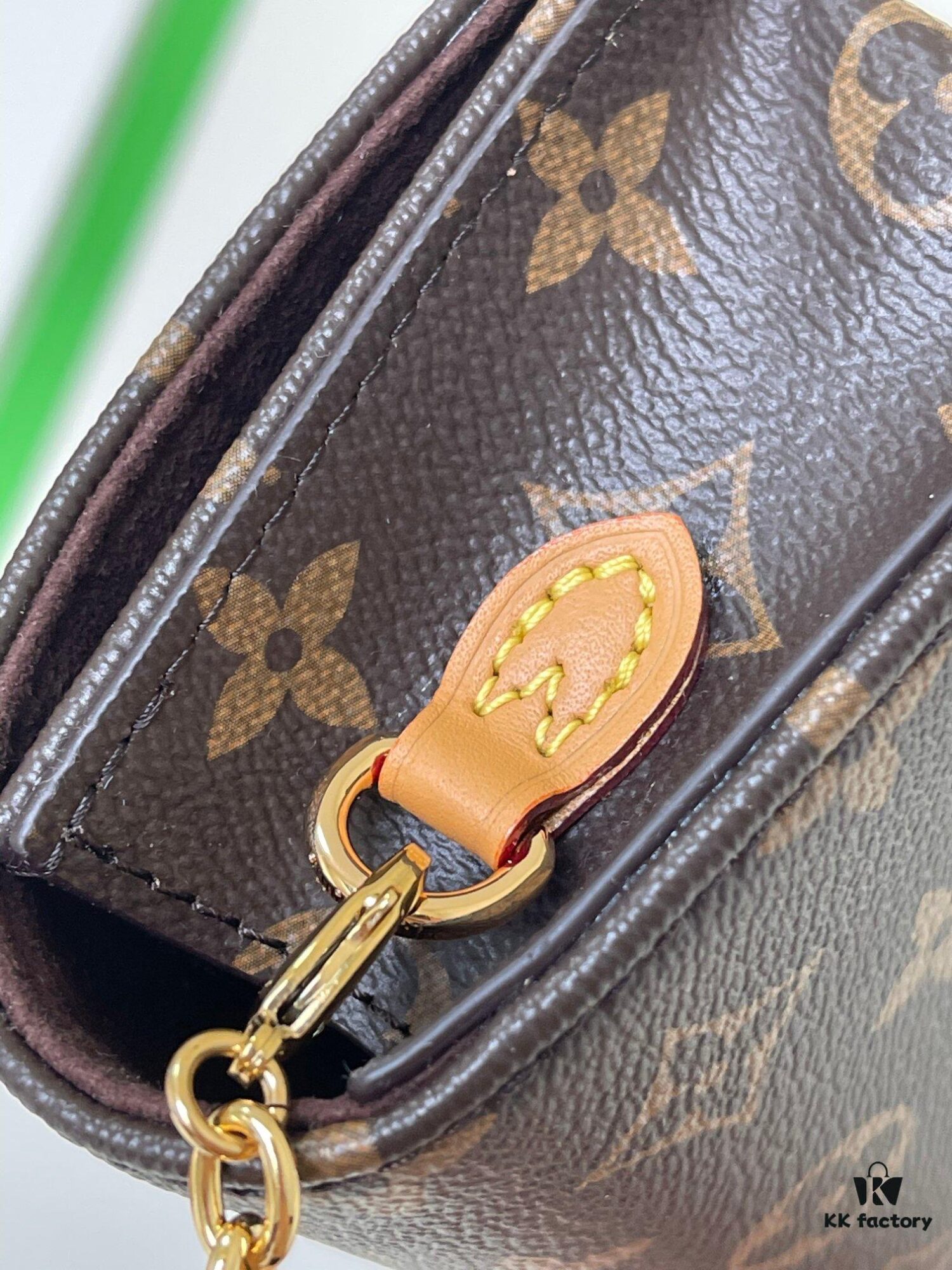 693077b16e68136f4d9a67d6 M82509 Vintage Lily Wallet on Chain