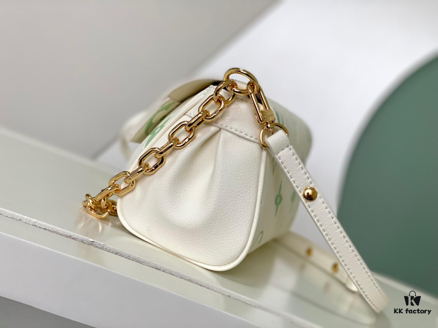 693077d76e68136f4d9a681a FAVORITE Handbag m46842 Matcha Green (Milk)