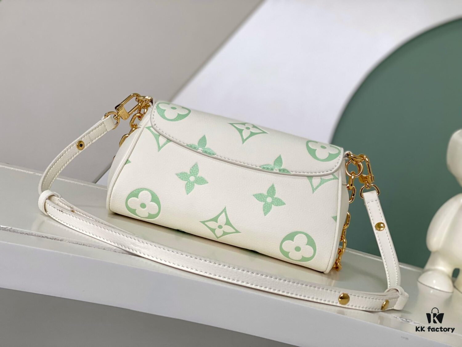 693077d76e68136f4d9a681b FAVORITE Handbag m46842 Matcha Green (Milk)