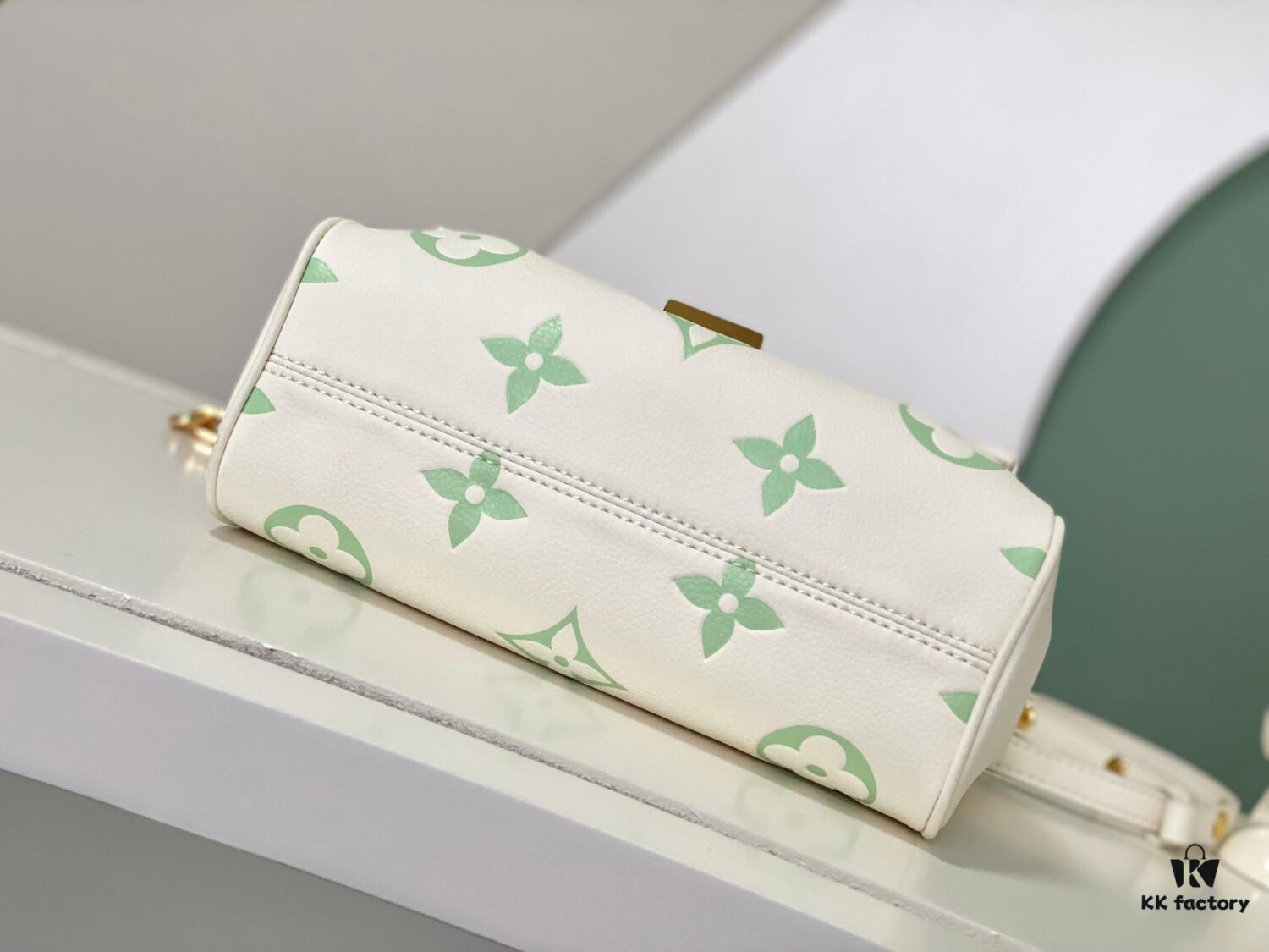 693077d76e68136f4d9a681c FAVORITE Handbag m46842 Matcha Green (Milk)