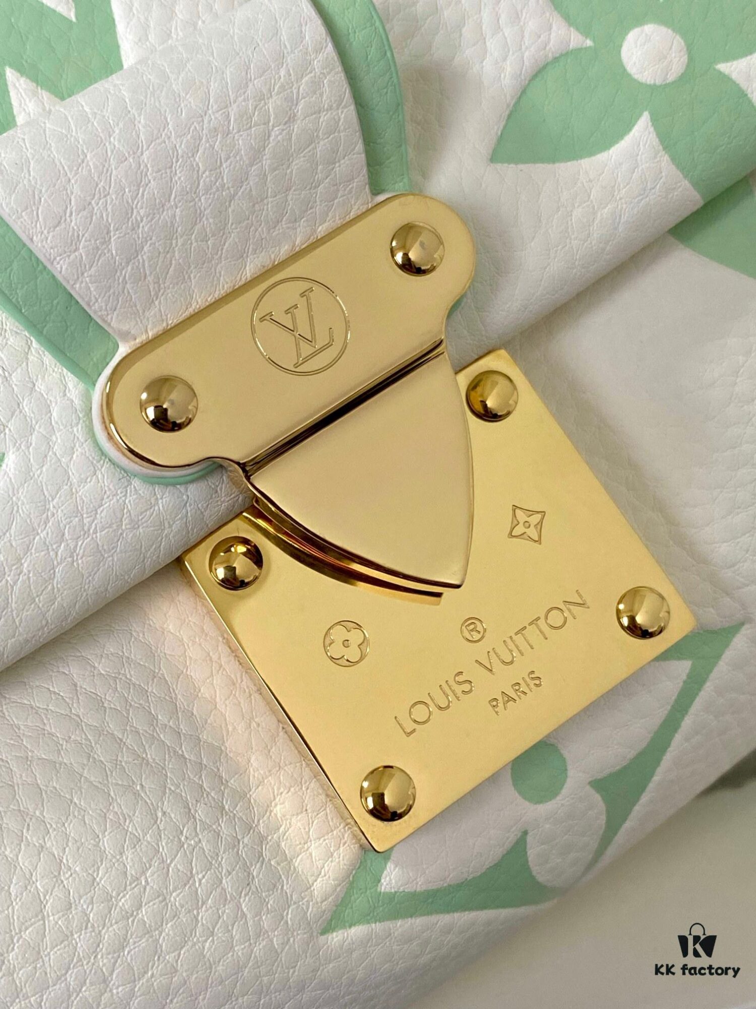 693077d86e68136f4d9a681e FAVORITE Handbag m46842 Matcha Green (Milk)