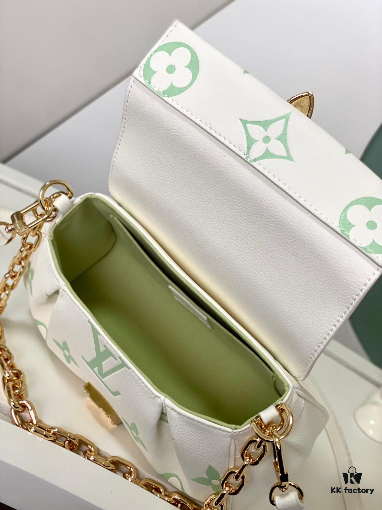 693077db6e68136f4d9a6825 FAVORITE Handbag m46842 Matcha Green (Milk)