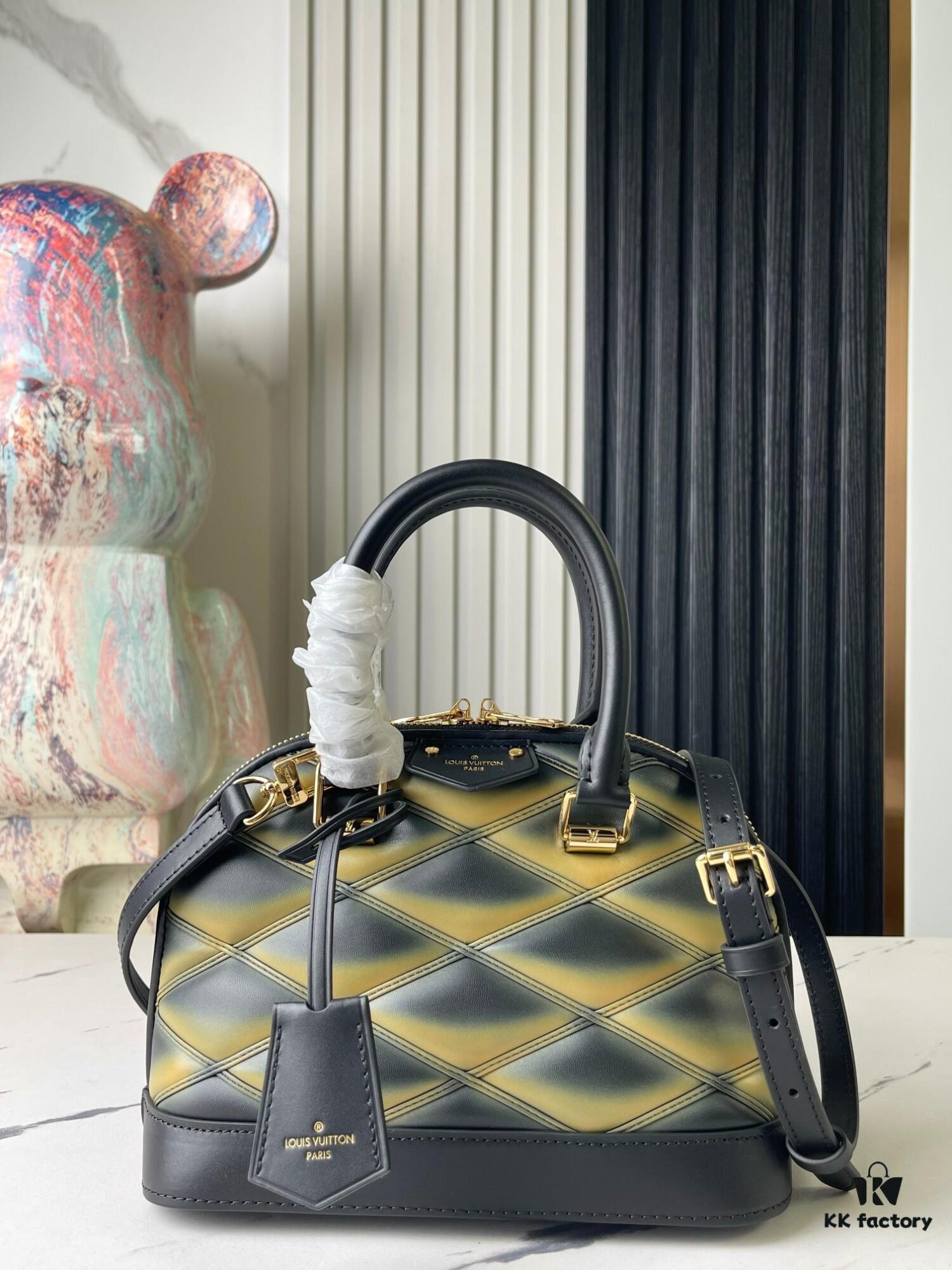 693078786e68136f4d9a697e M23576 Gradient Quilted Full Leather Shell Bag Series Alma BB Handbag