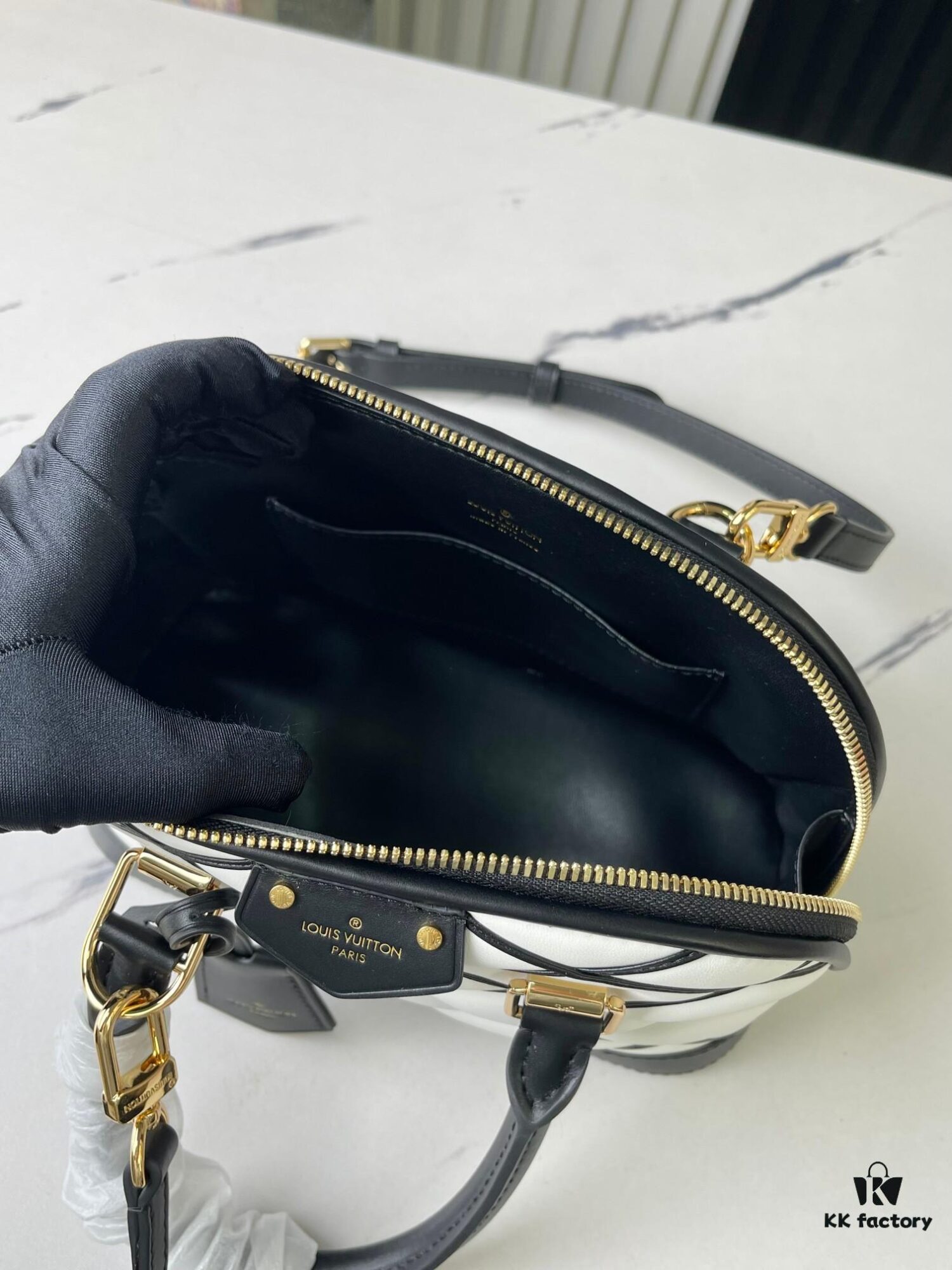 693078856e68136f4d9a6996 Top-tier Original Stock Exclusive Real Photo M23761 White Diamond-quilted Full Leather Shell Bag Series Alma BB Handbag