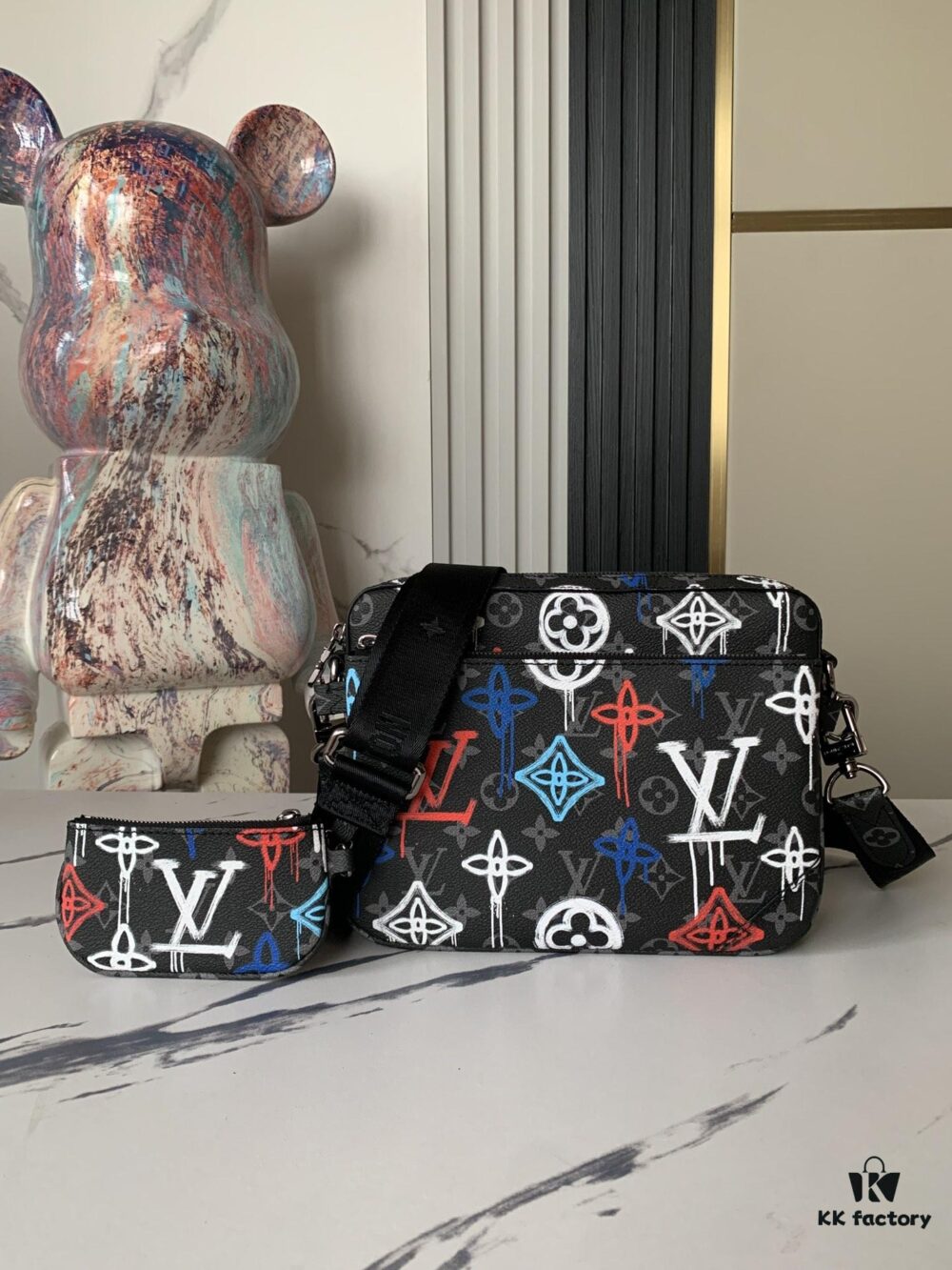 Top-tier Original Replica, Exclusive Real-shot: M21396 Trio Messenger Bag Unveils the Trendy Charm of Damier Spray