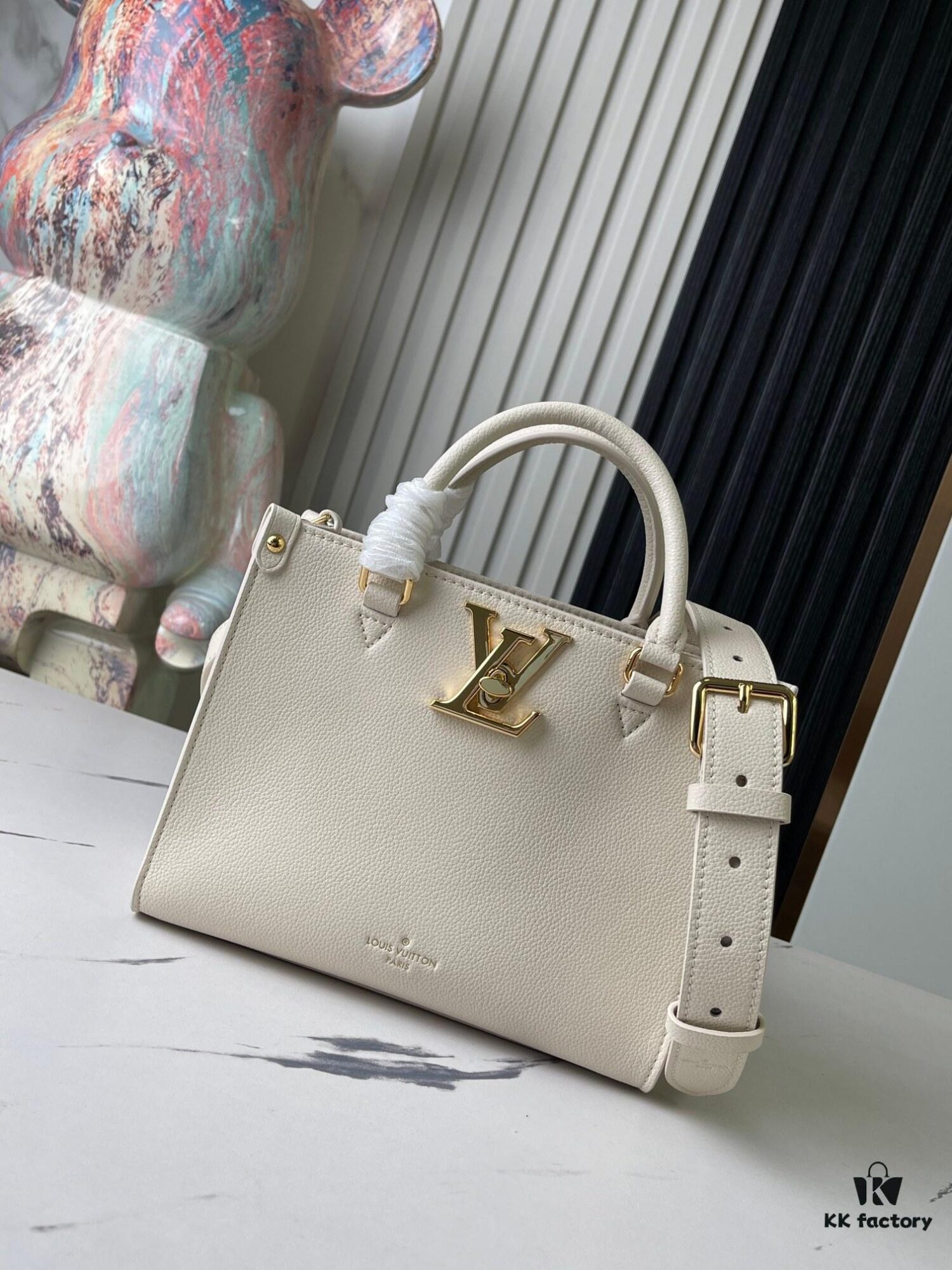 693078926e68136f4d9a69ad Top-tier Original Order, Exclusive Real Photos: M23637 White Full Leather Square Bag Series Lock & Go Handbag M22311