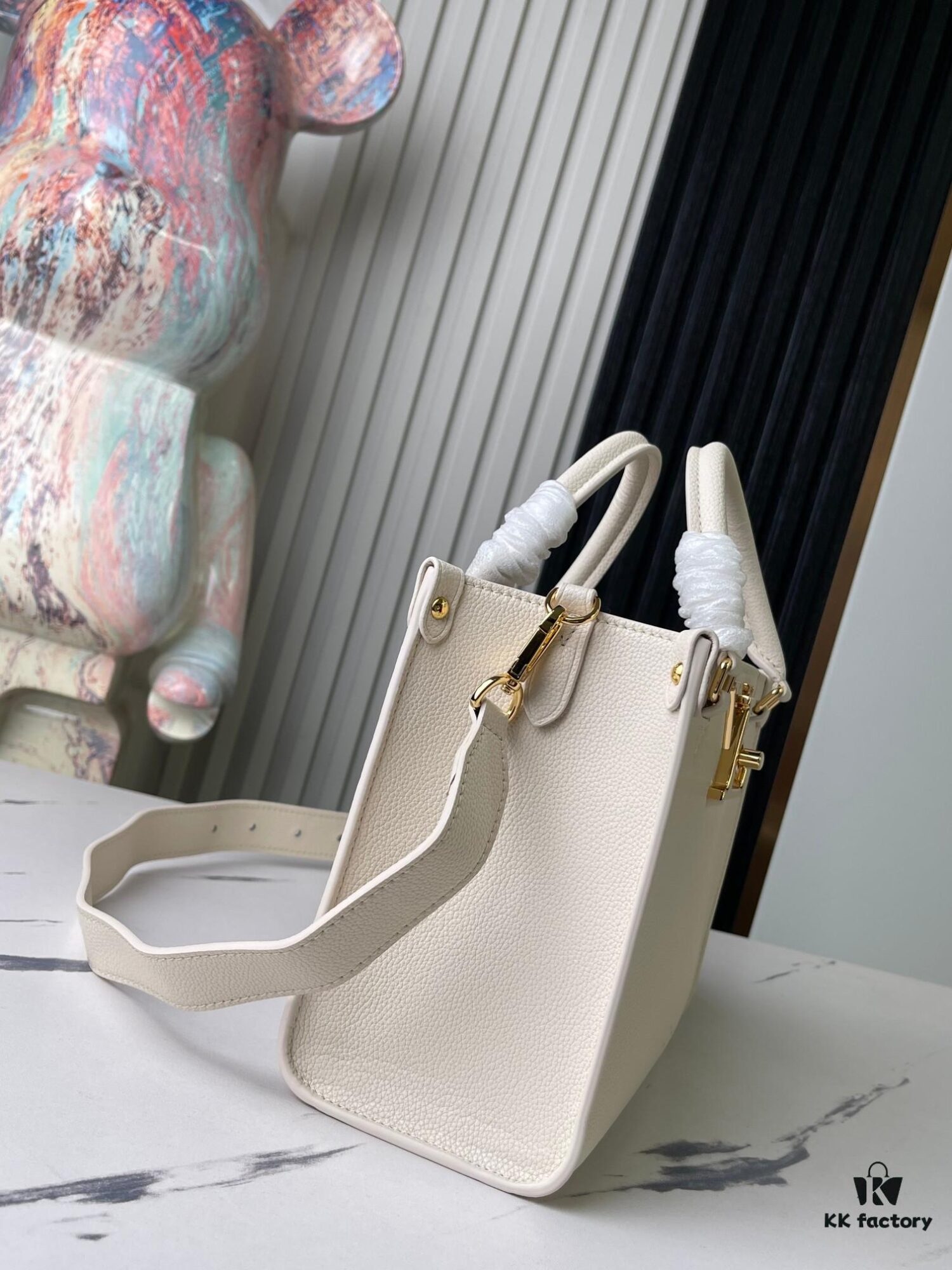 693078926e68136f4d9a69ae Top-tier Original Order, Exclusive Real Photos: M23637 White Full Leather Square Bag Series Lock & Go Handbag M22311