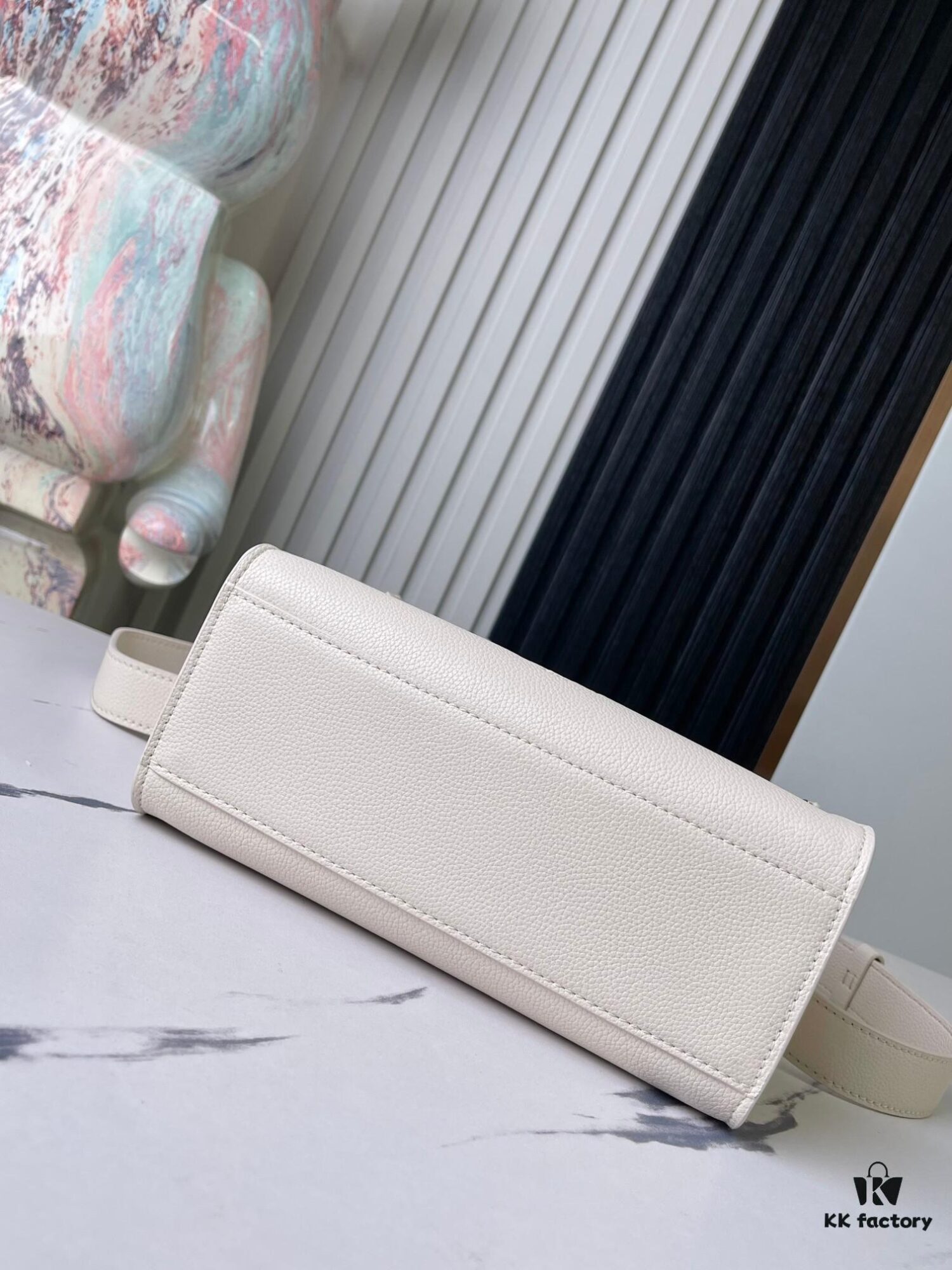 693078936e68136f4d9a69b1 Top-tier Original Order, Exclusive Real Photos: M23637 White Full Leather Square Bag Series Lock & Go Handbag M22311