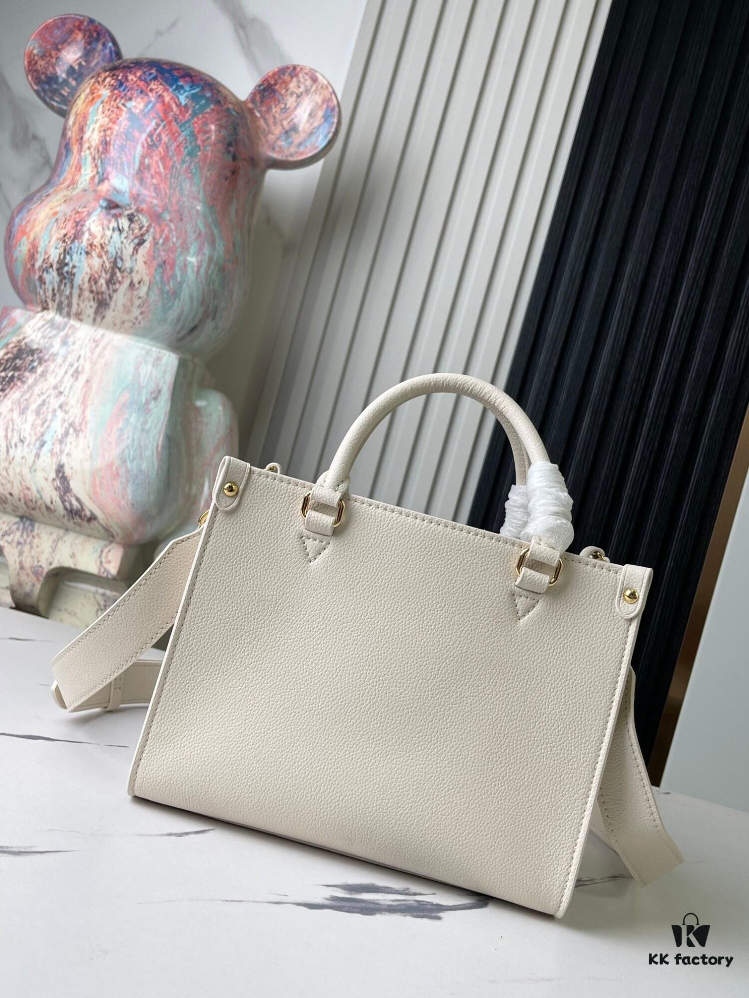 693078936e68136f4d9a69b2 Top-tier Original Order, Exclusive Real Photos: M23637 White Full Leather Square Bag Series Lock & Go Handbag M22311