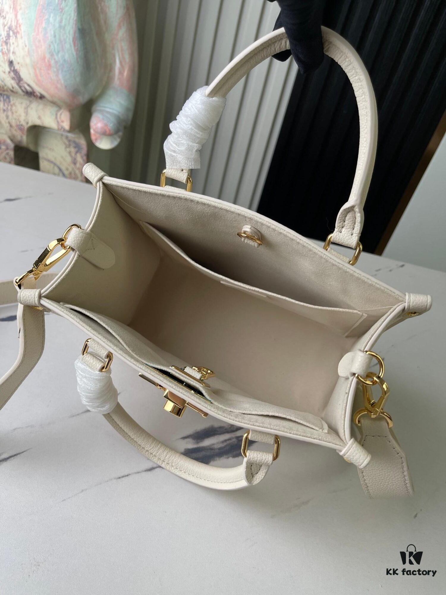 693078946e68136f4d9a69b3 Top-tier Original Order, Exclusive Real Photos: M23637 White Full Leather Square Bag Series Lock & Go Handbag M22311
