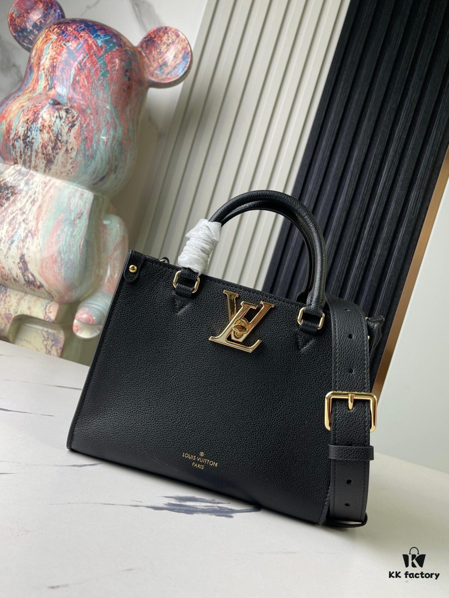 693078956e68136f4d9a69b6 Top-Quality Original Order Exclusive Real Shot M22311 Black Full Leather Square Bag Series Lock & Go Handbag M23637