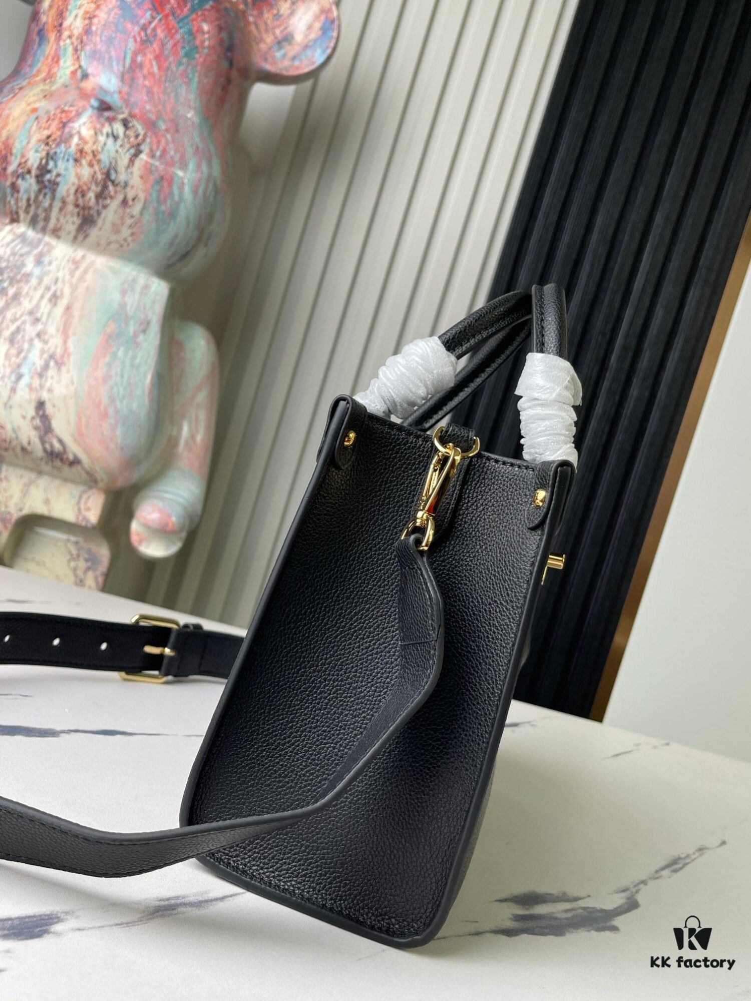 693078966e68136f4d9a69b7 Top-Quality Original Order Exclusive Real Shot M22311 Black Full Leather Square Bag Series Lock & Go Handbag M23637