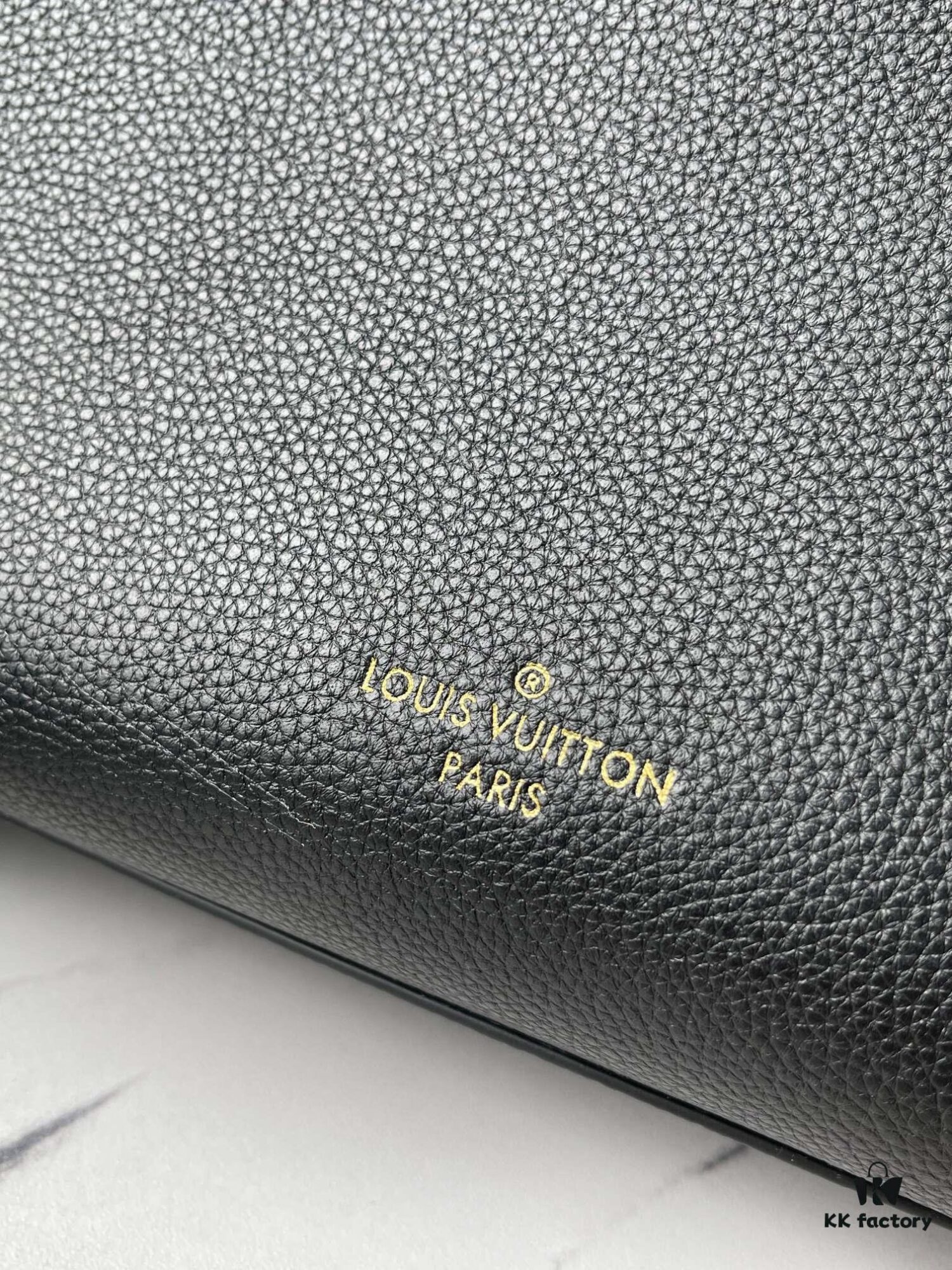 693078996e68136f4d9a69ba Top-Quality Original Order Exclusive Real Shot M22311 Black Full Leather Square Bag Series Lock & Go Handbag M23637