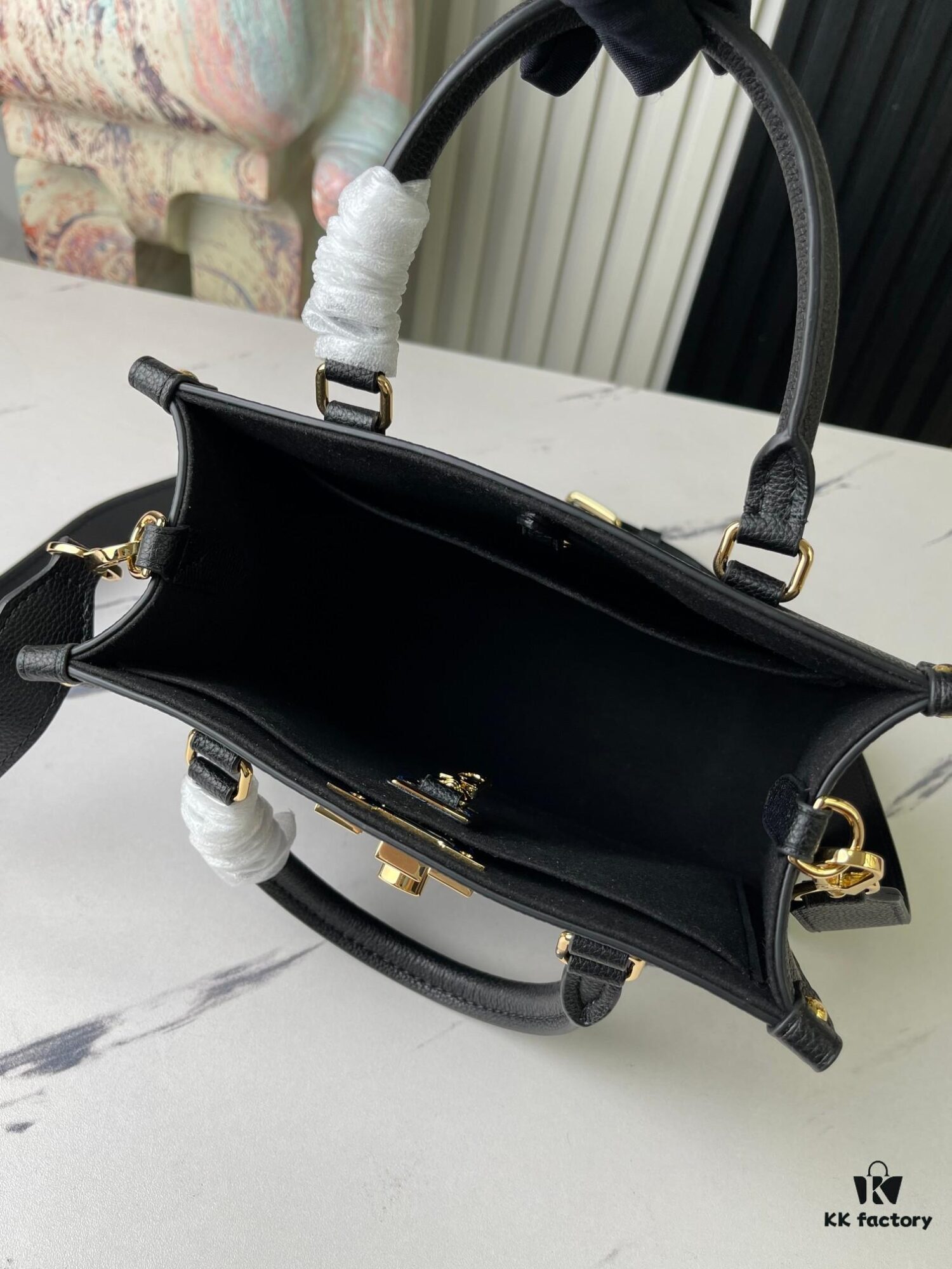 693078996e68136f4d9a69bc Top-Quality Original Order Exclusive Real Shot M22311 Black Full Leather Square Bag Series Lock & Go Handbag M23637