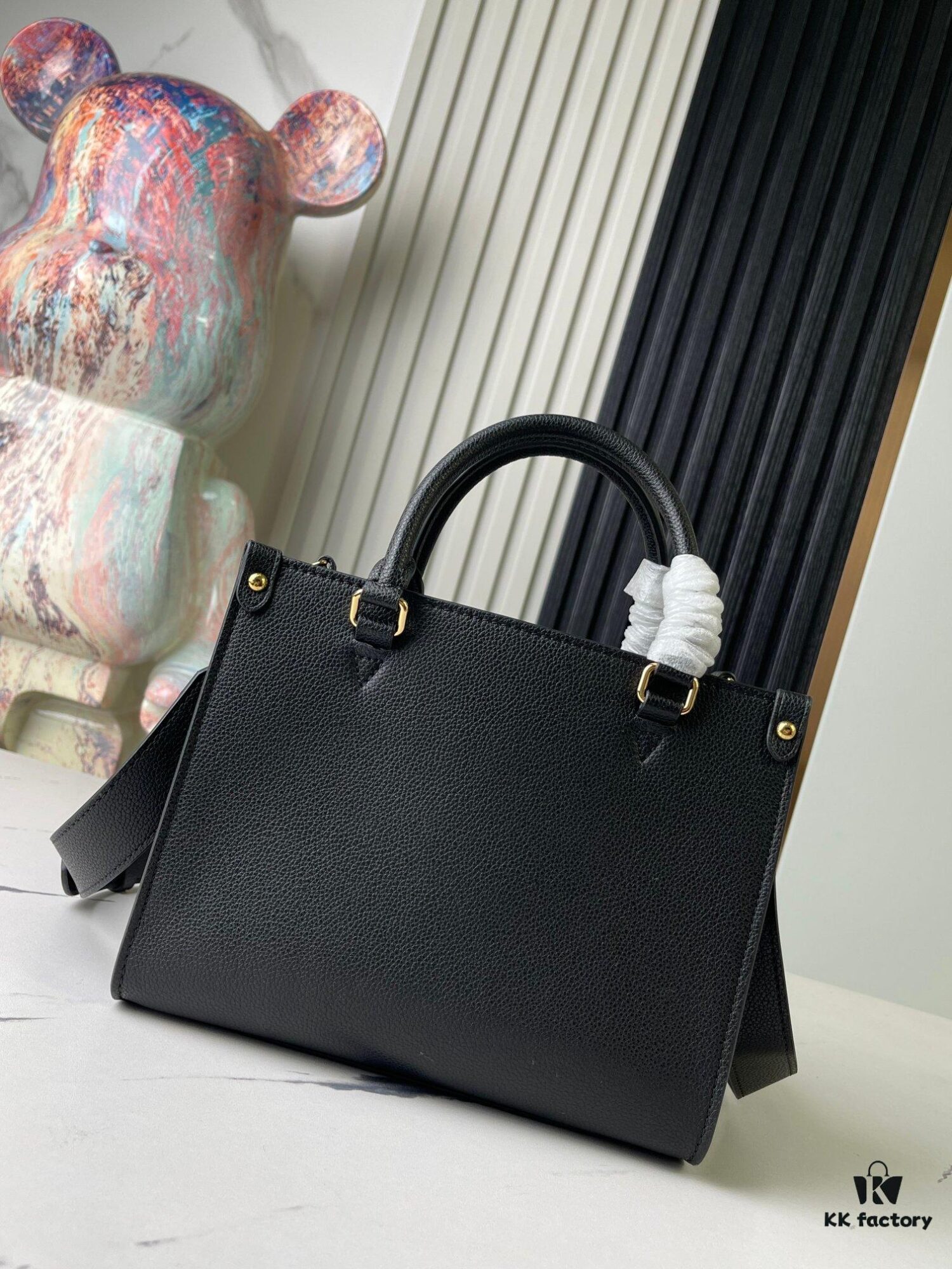 6930789c6e68136f4d9a69c2 Top-Quality Original Order Exclusive Real Shot M22311 Black Full Leather Square Bag Series Lock & Go Handbag M23637