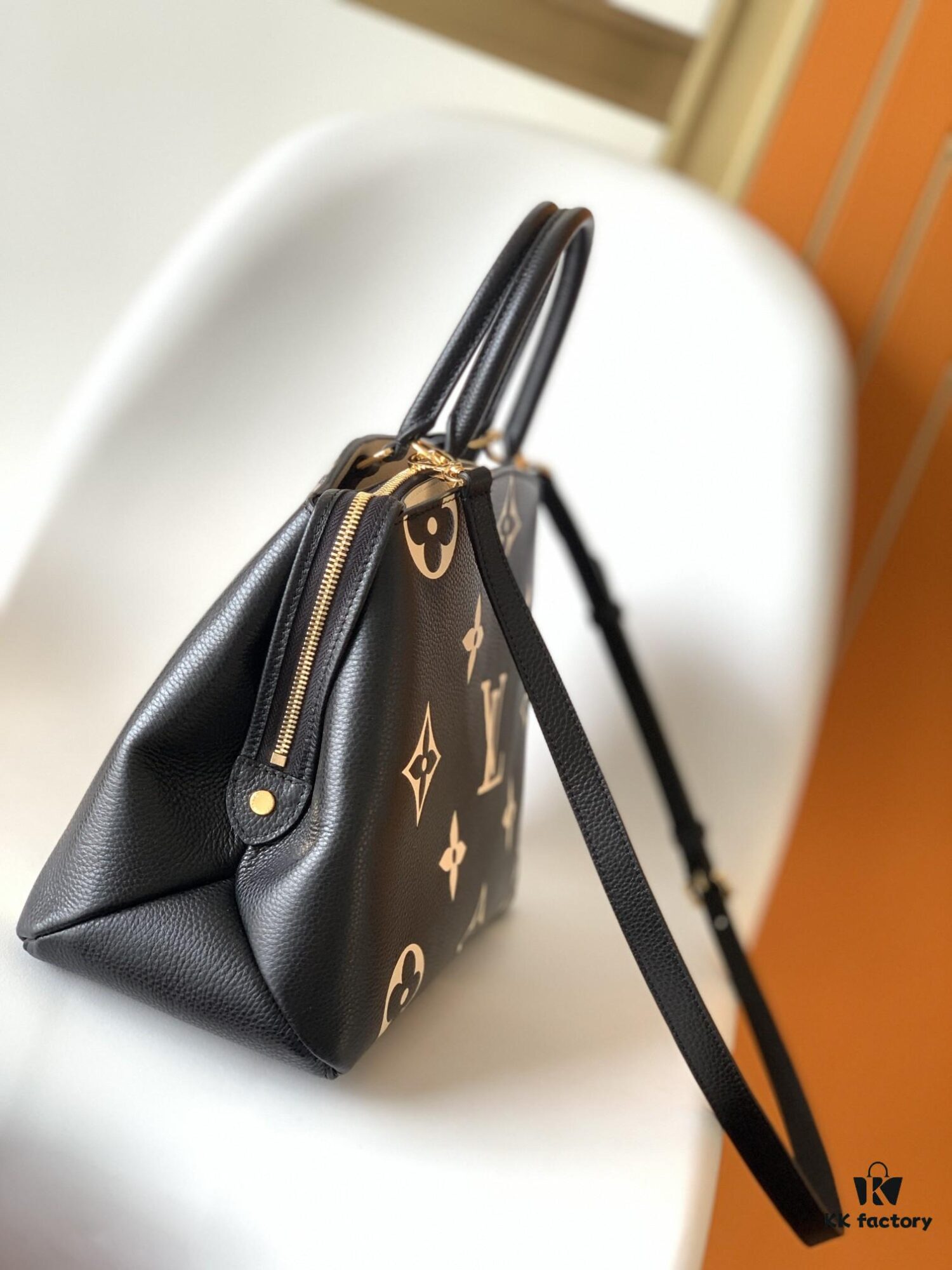 693078d16e68136f4d9a6a32 Petit Palais Handbag in Grained Leather with Oversized Monogram Flower and LV Initials