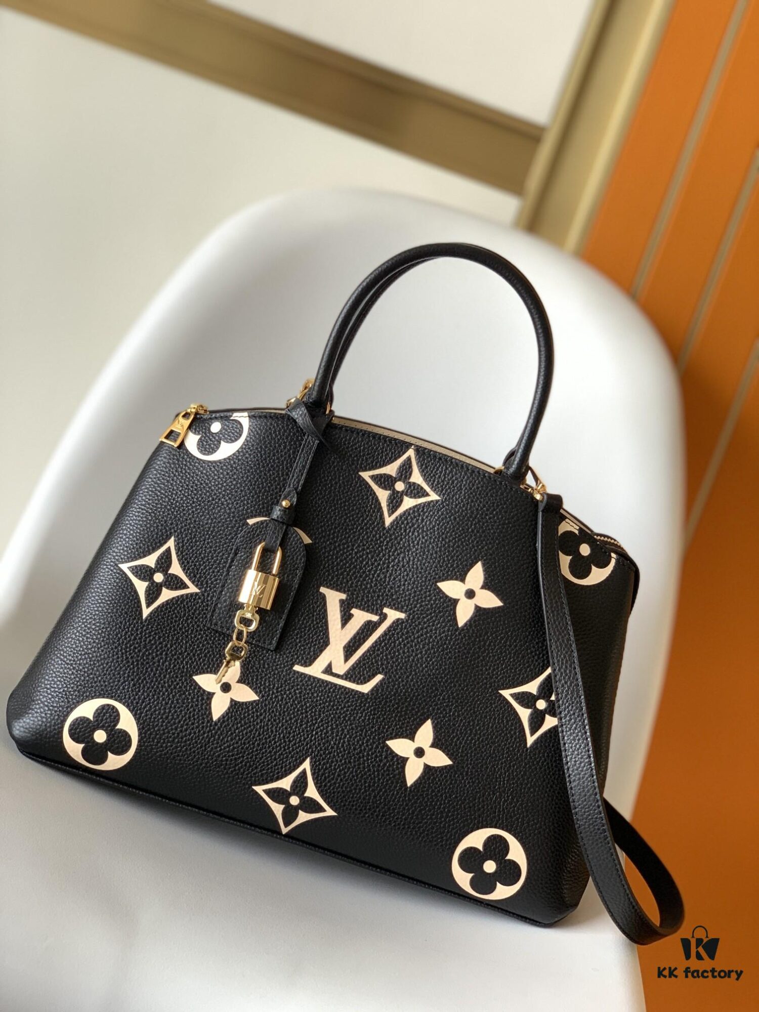 693078d16e68136f4d9a6a33 Petit Palais Handbag in Grained Leather with Oversized Monogram Flower and LV Initials