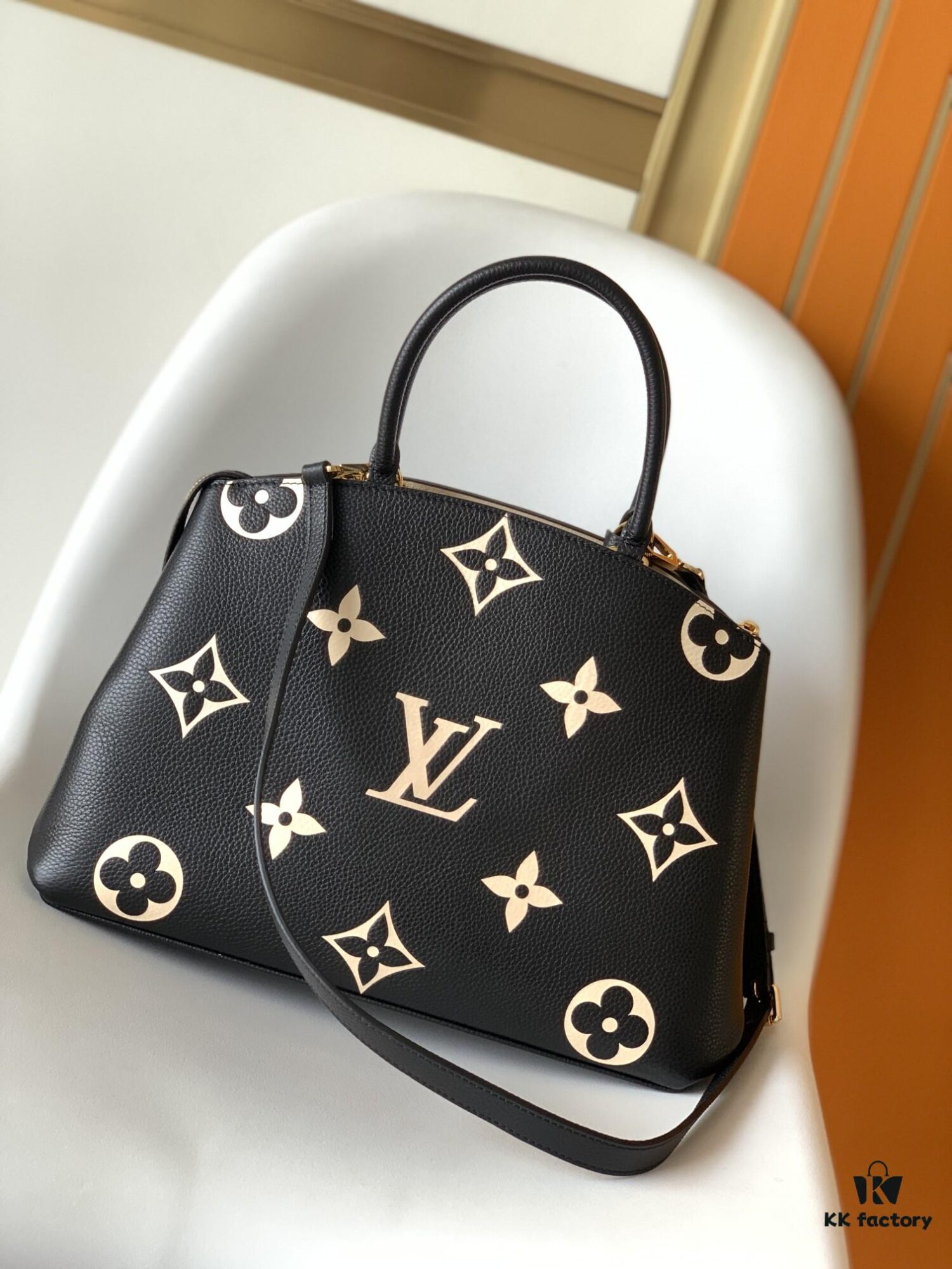 693078d16e68136f4d9a6a34 Petit Palais Handbag in Grained Leather with Oversized Monogram Flower and LV Initials