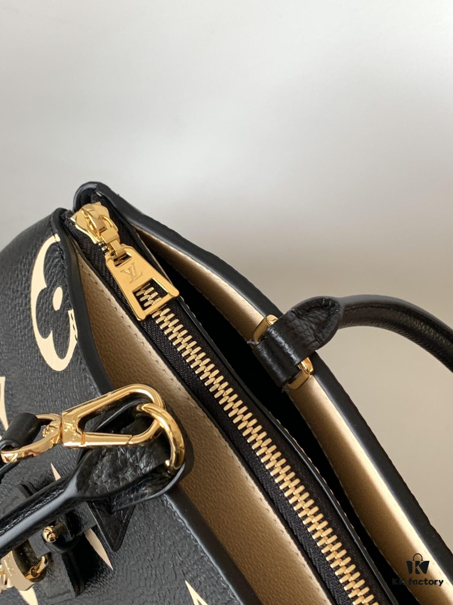 693078d26e68136f4d9a6a36 Petit Palais Handbag in Grained Leather with Oversized Monogram Flower and LV Initials